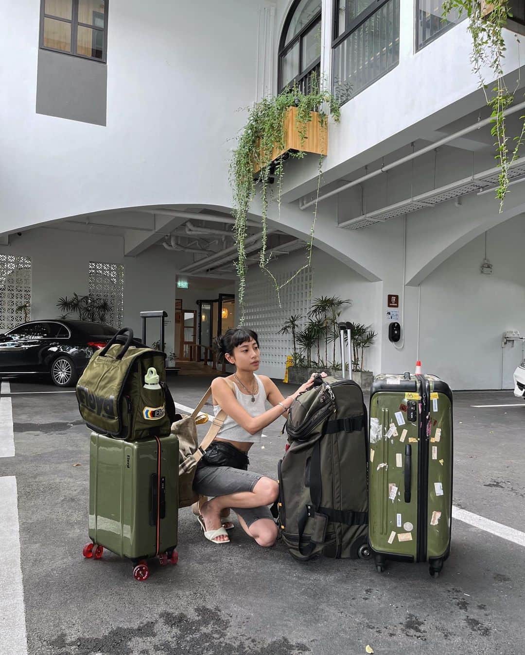 Juriのインスタグラム：「スーツケースが意図せず全て緑になってた🍃旅でよく履いてたデニム、タンクは @_juemi_ です。💚💚💚」