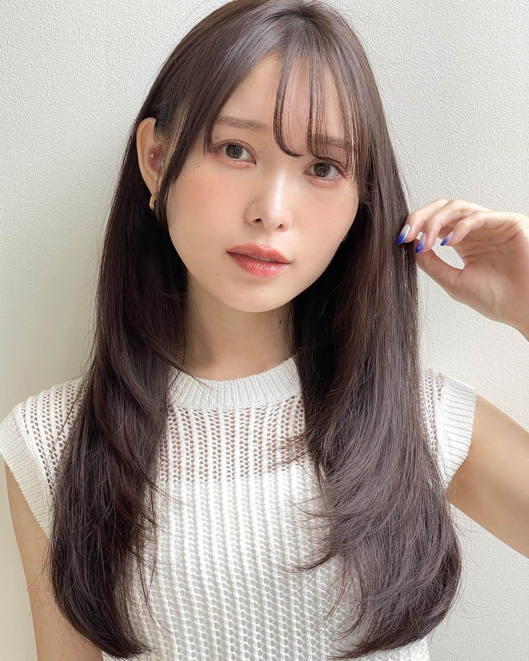 上遠野裕樹のインスタグラム：「艶髪は誰でも作れる✂︎ . 毛流れのキレイなナチュラルなストレートスタイルにしたい！そんな方はすぐにご相談ください！縮毛矯正があまり好きじゃない方は髪質改善トリートメントでサラサラヘアに！ .  今の時代、対応できる技術が増え理想のスタイルに手が届くようになりました。柔らかい縮毛矯正、コスメストレート、髪質改善トリートメント。 . キレイな髪型をつくる基本は艶髪から。ツヤツヤに見せる技はいくらでもあります。 . ☑︎毎日なんかキマらない ☑︎くせ毛じゃないがアホ毛が出る ☑︎艶が欲しい ☑︎キレイに伸ばしたい ☑︎前のカットで失敗された . 1つでも当てはまる方はご相談ください。 ． 自信をもってキレイにサラサラにします。 . ご予約はプロフィールURLからホットペッパー、またはインスタに直接DMでお受けしてます。 . 誰もが持つ髪のお悩み。一緒に解決していけたらと思います。全力でキレイにさせていただきます。 . Agnos青山  03-5469-3344 東京都南青山5-11-10南青山511ビル3F ---------------------------- #縮毛矯正 #コスメストレート #前髪縮毛矯正 #湿気対策 #梅雨対策 #くせ毛 #くせ毛直し #ロングスタイル #大人ロング #ロングヘア #ロングヘアカタログ #ロングレイヤー #レイヤーミディアム #オフィスヘア  #似合わせカット #似合わせミディアム #ひし形シルエット #小顔カット #ヘアカタログ #モテ髪 #あざとかわいい #シースルーバング #青山美容室 #表参道美容室 #艶ヘア #髪質改善トリートメント  #髪質改善ストレート」