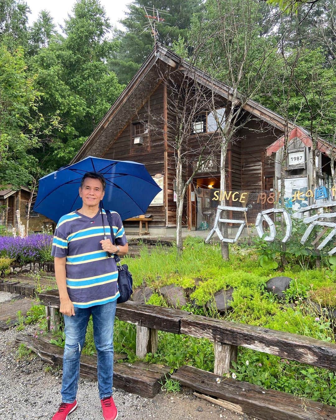 ヒロ寺平さんのインスタグラム写真 - (ヒロ寺平Instagram)「Hokkaido Trip  トマムをベースに美瑛・富良野を走り回る4泊5日の北海道旅行に出かけた。  チェックイン早々ホテルの敷地内でのエゾシカのお出迎えには素直に感動。 そして今が盛りのカラフルな花々を楽しみながら、でっかいどぉ北海道の大自然を堪能した。  美瑛では四季彩の丘から白ひげの滝、そして青い池。 締めはおしゃれなカフェレストラン・バーチでお茶を楽しんだ。  富良野ではファーム富田から富良野チーズ工房、そして「北の国から」の石の家へ。  学生時代、北海道には梅雨が無いと習った。 だから大阪の湿気から逃げ出すつもりで今回の北海道旅行を計画。  しかし、美瑛では突発的な風を伴う雷雨に見舞われパンツまでビシャビシャに。 今年も全国で荒れ狂う梅雨末期独特の異常気象を北海道でもたっぷりと喰らってしまった。  またコロナ騒ぎも落ち着き、インバウンドで日本各地賑わいを取り戻しているのを北海道でも強烈に実感。  まさにどこに行っても「芋の子を洗う人ごみ」で日本語を聞く事はほぼ無かった。  しかもまだ今はほぼ韓国・台湾のみだそうで、これに本格的に中国本土からのインバウンドが加わったらどうなるかと考えただけで呼吸困難に陥り富田ファームで記念写真を撮りながら卒倒した。（ウソ）  事実、今回静かに名所を楽しめたのは「石の家」だけだったので最後の1日ぐらいは温泉のある所でゆっくり過ごそうと予定を繰り上げ支笏湖に向かうことにした。  その模様はまた次回。  #トマム #美瑛 #富良野 #北の国から #ヒロ寺平 #ヒロT」7月17日 13時29分 - hiroteradaira