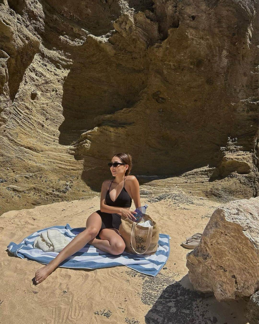 のインスタグラム：「Makapuu Beach🪨  子供達が昼寝してるあいだ パパにバトンタッチして親友とビーチタイム🩴  肩焼けすぎてヒリヒリ☀️  #hawaii」