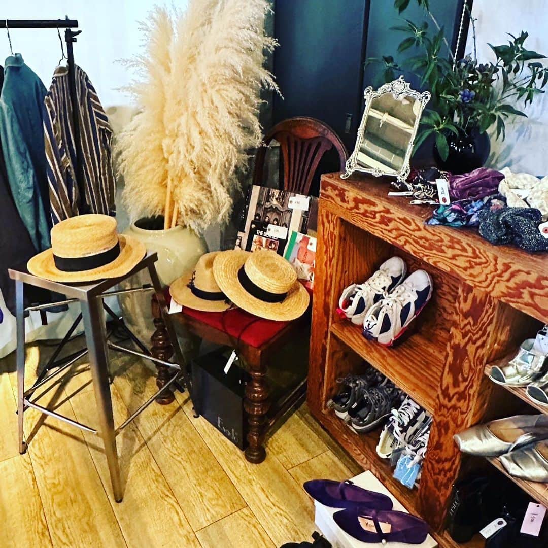 宮本美季さんのインスタグラム写真 - (宮本美季Instagram)「アーティスト，クリエイターによるフリーマーケットL.A.F 第一回目が無事終了致しました✨　酷暑の中、遠方から足を運んでくださった方、下北沢の数多くある古着屋通りをすり抜けてL．A．Fを選んで来てくださった皆様、何より沢山お買い求め頂いた皆様、本当にありがとうございました！　初の試みで蓋を開けてみるまで色々未知数だった今回のイベントでしたが，予想以上のご来場と皆さんの温かいご厚意に支えられ、大盛況で終えることが出来ました😆❤️ そして素敵な会場と、ドリンクサービスを提供してくださったSheed Shipの皆様、心から感謝でございます😭  今後も是非やってください！とのお声も多かったので、また良きタイミングで開催できたらと思ってます😊  異業種交流、楽しかった❤️ そして学びも沢山。今後も何かしら進化しながら続けていけたら、と思う企画でした。  ありがとうございましたー！そして、また宜しくお願い致します🙏  #下北沢 #LAF #フリマ #Sheedship #クリエイター #アーティスト  @t.koba_  @r_itton  @_maripos_a  @_tomomi_nakamura  @marietakeda  @yuria__l.h.c__」7月17日 13時35分 - mikivoice