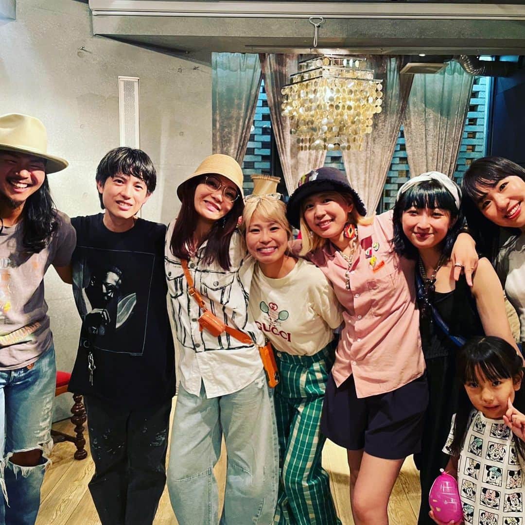 宮本美季さんのインスタグラム写真 - (宮本美季Instagram)「アーティスト，クリエイターによるフリーマーケットL.A.F 第一回目が無事終了致しました✨　酷暑の中、遠方から足を運んでくださった方、下北沢の数多くある古着屋通りをすり抜けてL．A．Fを選んで来てくださった皆様、何より沢山お買い求め頂いた皆様、本当にありがとうございました！　初の試みで蓋を開けてみるまで色々未知数だった今回のイベントでしたが，予想以上のご来場と皆さんの温かいご厚意に支えられ、大盛況で終えることが出来ました😆❤️ そして素敵な会場と、ドリンクサービスを提供してくださったSheed Shipの皆様、心から感謝でございます😭  今後も是非やってください！とのお声も多かったので、また良きタイミングで開催できたらと思ってます😊  異業種交流、楽しかった❤️ そして学びも沢山。今後も何かしら進化しながら続けていけたら、と思う企画でした。  ありがとうございましたー！そして、また宜しくお願い致します🙏  #下北沢 #LAF #フリマ #Sheedship #クリエイター #アーティスト  @t.koba_  @r_itton  @_maripos_a  @_tomomi_nakamura  @marietakeda  @yuria__l.h.c__」7月17日 13時35分 - mikivoice