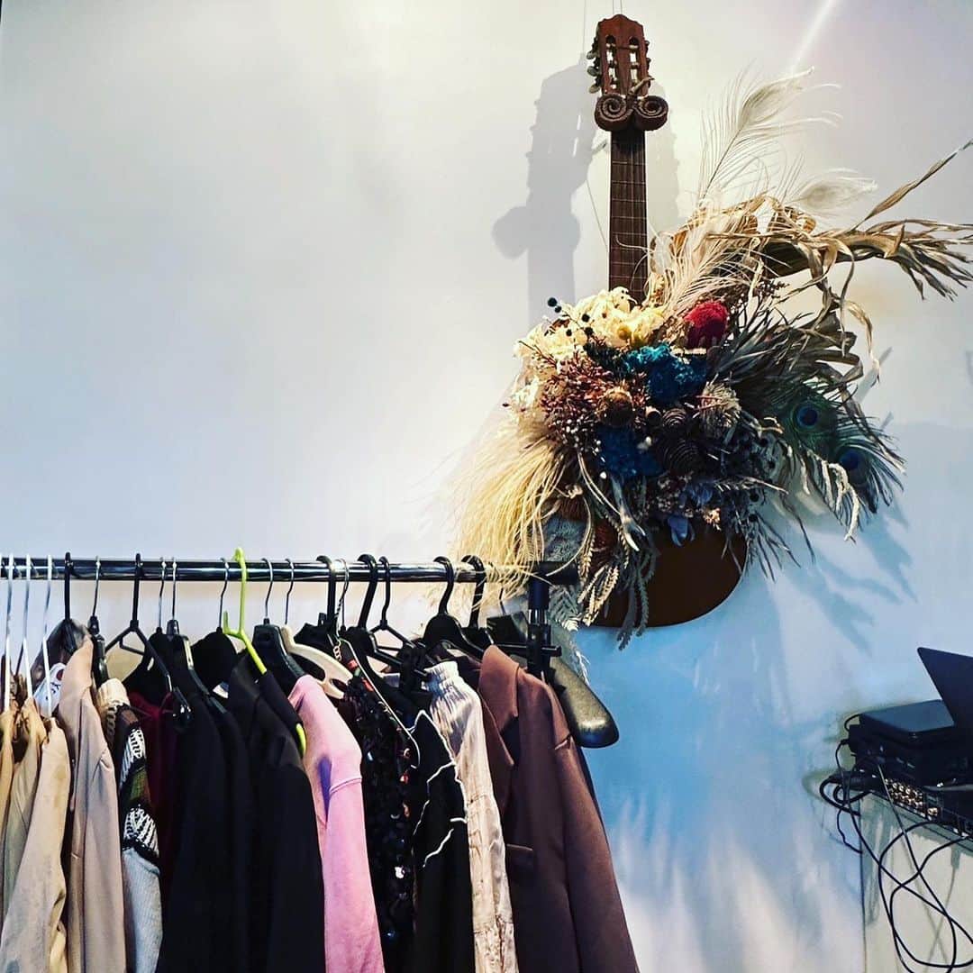 宮本美季さんのインスタグラム写真 - (宮本美季Instagram)「アーティスト，クリエイターによるフリーマーケットL.A.F 第一回目が無事終了致しました✨　酷暑の中、遠方から足を運んでくださった方、下北沢の数多くある古着屋通りをすり抜けてL．A．Fを選んで来てくださった皆様、何より沢山お買い求め頂いた皆様、本当にありがとうございました！　初の試みで蓋を開けてみるまで色々未知数だった今回のイベントでしたが，予想以上のご来場と皆さんの温かいご厚意に支えられ、大盛況で終えることが出来ました😆❤️ そして素敵な会場と、ドリンクサービスを提供してくださったSheed Shipの皆様、心から感謝でございます😭  今後も是非やってください！とのお声も多かったので、また良きタイミングで開催できたらと思ってます😊  異業種交流、楽しかった❤️ そして学びも沢山。今後も何かしら進化しながら続けていけたら、と思う企画でした。  ありがとうございましたー！そして、また宜しくお願い致します🙏  #下北沢 #LAF #フリマ #Sheedship #クリエイター #アーティスト  @t.koba_  @r_itton  @_maripos_a  @_tomomi_nakamura  @marietakeda  @yuria__l.h.c__」7月17日 13時35分 - mikivoice