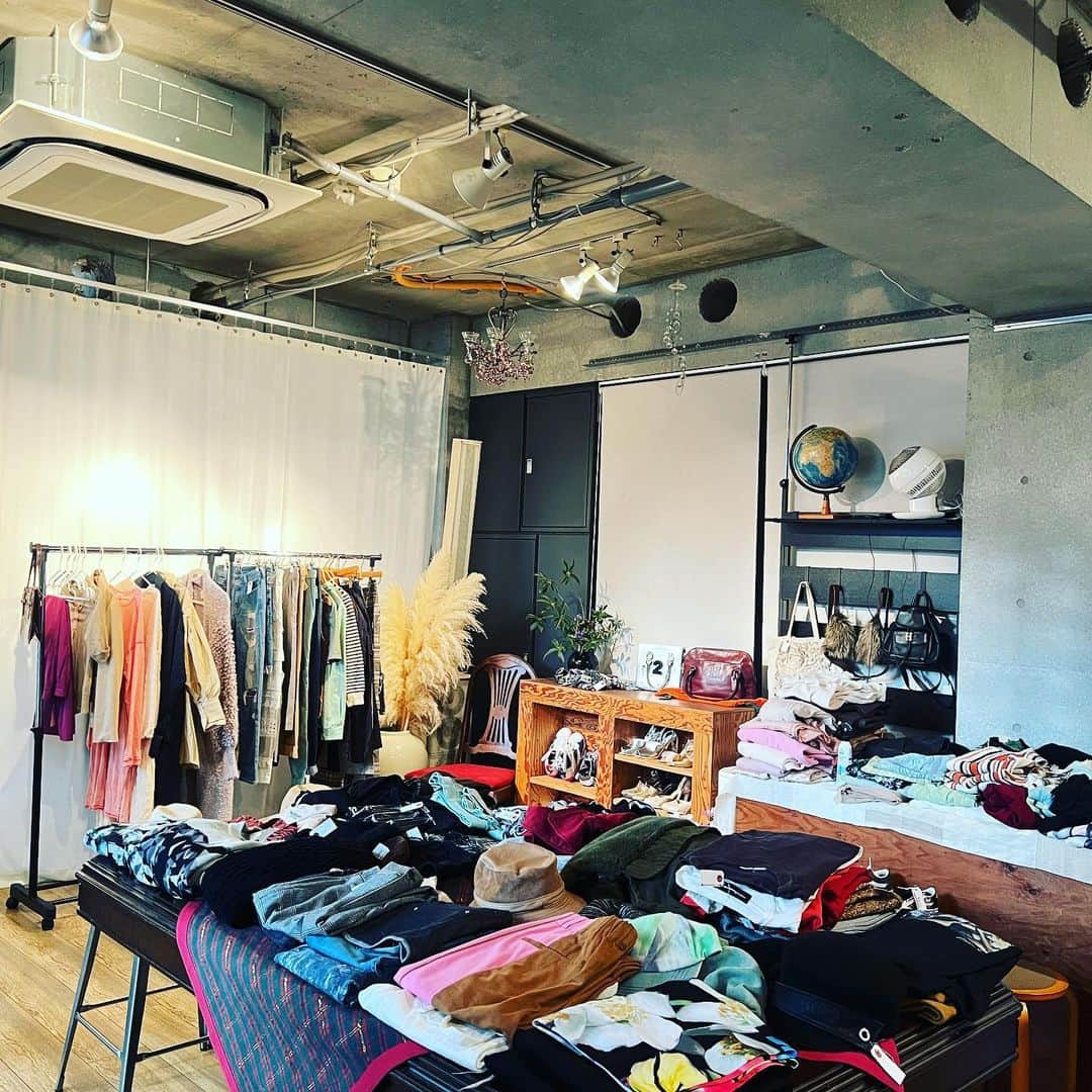 宮本美季さんのインスタグラム写真 - (宮本美季Instagram)「アーティスト，クリエイターによるフリーマーケットL.A.F 第一回目が無事終了致しました✨　酷暑の中、遠方から足を運んでくださった方、下北沢の数多くある古着屋通りをすり抜けてL．A．Fを選んで来てくださった皆様、何より沢山お買い求め頂いた皆様、本当にありがとうございました！　初の試みで蓋を開けてみるまで色々未知数だった今回のイベントでしたが，予想以上のご来場と皆さんの温かいご厚意に支えられ、大盛況で終えることが出来ました😆❤️ そして素敵な会場と、ドリンクサービスを提供してくださったSheed Shipの皆様、心から感謝でございます😭  今後も是非やってください！とのお声も多かったので、また良きタイミングで開催できたらと思ってます😊  異業種交流、楽しかった❤️ そして学びも沢山。今後も何かしら進化しながら続けていけたら、と思う企画でした。  ありがとうございましたー！そして、また宜しくお願い致します🙏  #下北沢 #LAF #フリマ #Sheedship #クリエイター #アーティスト  @t.koba_  @r_itton  @_maripos_a  @_tomomi_nakamura  @marietakeda  @yuria__l.h.c__」7月17日 13時35分 - mikivoice