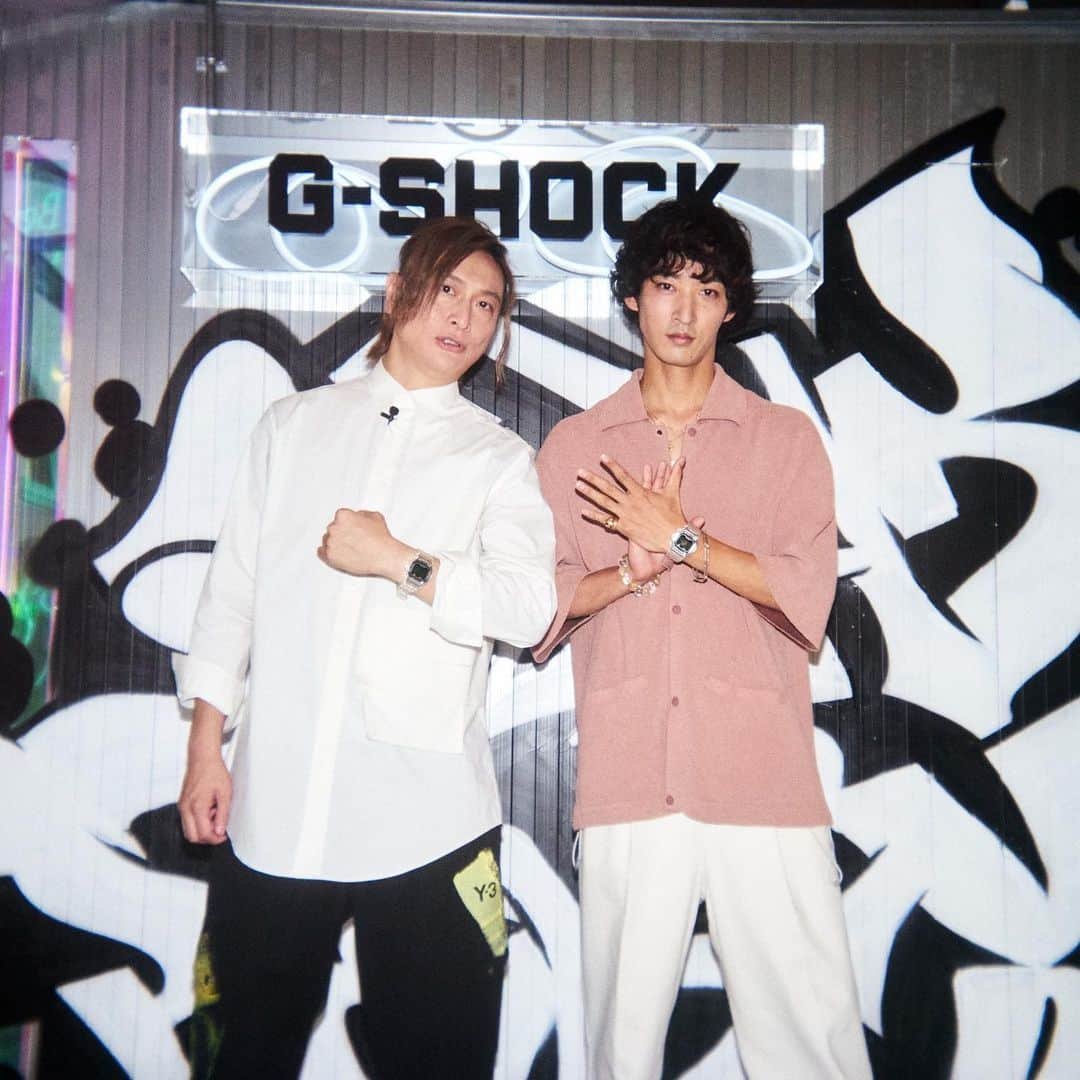 JP（ものまねタレント）のインスタグラム：「G-SHOCK40周年のイベントに事務所の先輩✨上杉柊平兄やんとゲストで呼んで頂きました❗️僕G-SHOCKと同い年なんです^_^  日テレDayDayでも取り扱って頂き感謝です❗️⌚️  仕事のご依頼はインスタのDMでお問合せください。  Twitterアカウント→　#jpmaesaka Twitterアカウントポケモン→#jp_pkmn YouTubeチャンネル→#モノマネモンスターJP TikTok→#monomamejp  #GSHOCK #gshock #ジーショック #上杉柊平  #GSHOCK40周年 #ものまね代行世代 #ワイドナショー #JPさん #Y3 #松本人志 #浜田雅功 #ダウンタウン #ものまね芸人 #松本人志ものまね #研音 #川島明ものまね # DayDay #滋賀芸人 #農業高校出身 #すべらない話 #IPPONグランプリ #ダウンタウンDX」