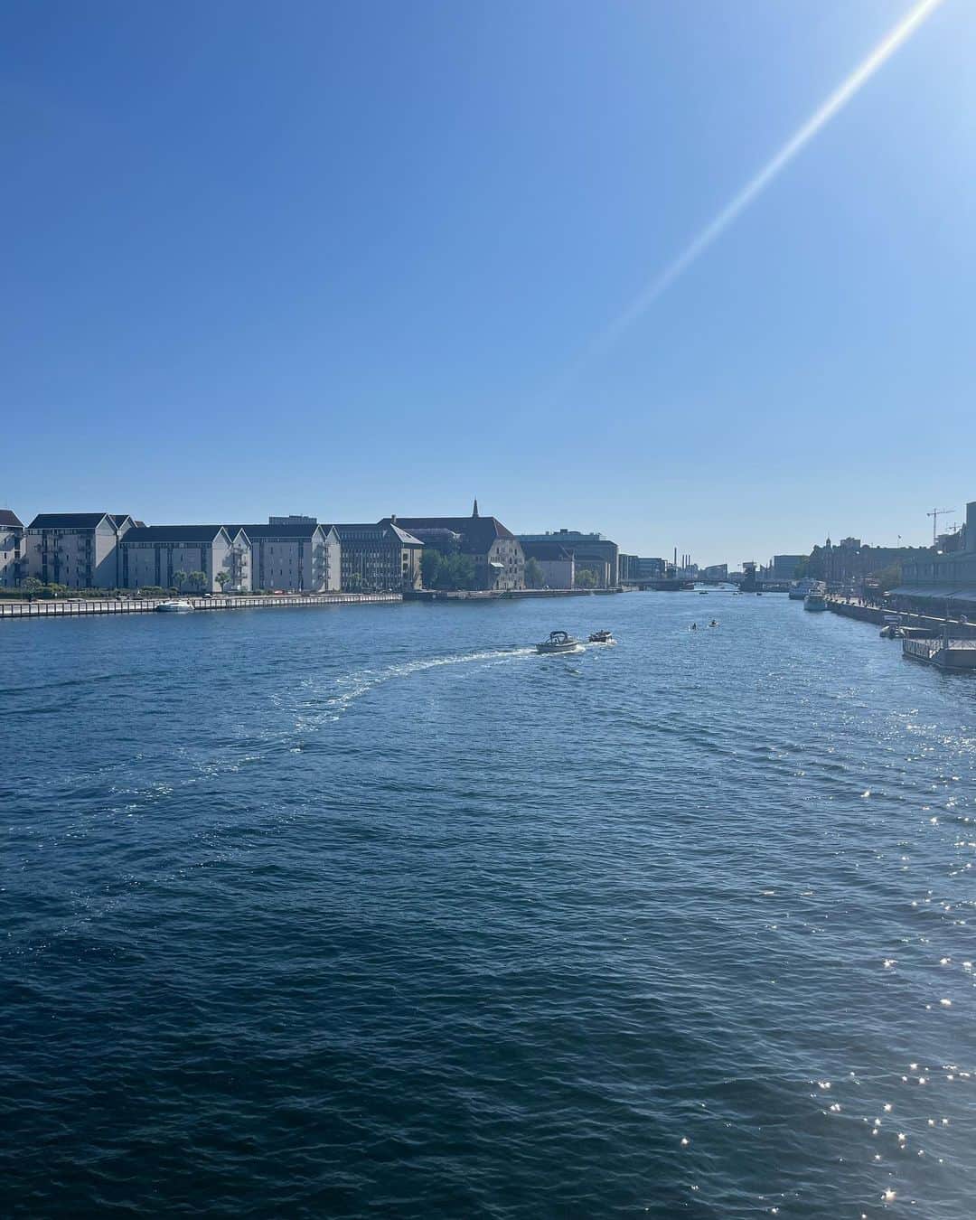 福本敦子さんのインスタグラム写真 - (福本敦子Instagram)「今週からpodcastで今年6月のコペンハーゲン旅のお話をしています。 初めて北欧に行ったのは6,7年前で、スウェーデンが初めてでした。 それまではもう少し大きい都市に行って、楽しむ旅をしていたのですが、 静かで、落ち着いていて 自然の中に何もせずにいたり、冬はゆっくり家の中で過ごすような、アガる、というか作った楽しみとはまた一味違った北欧のムードをすっかり好きになってしまいました。 （空気が澄んでるのもポイント） 人が多すぎなくて静かなのと、自然豊かでその時その時をただ楽しめるって言うんだろうか。気持ちのいい場所です。 . ここ数ヶ月は本のこともあってゲストのいない回が続いていますが、1人トークも楽しんでもらえると嬉しいです💌番組のメールにご感想もお待ちしています kikiu.cosme26@gmail.com  またこれからゲストも来てくれるので楽しみにしていてください🍀」7月17日 13時36分 - uoza_26