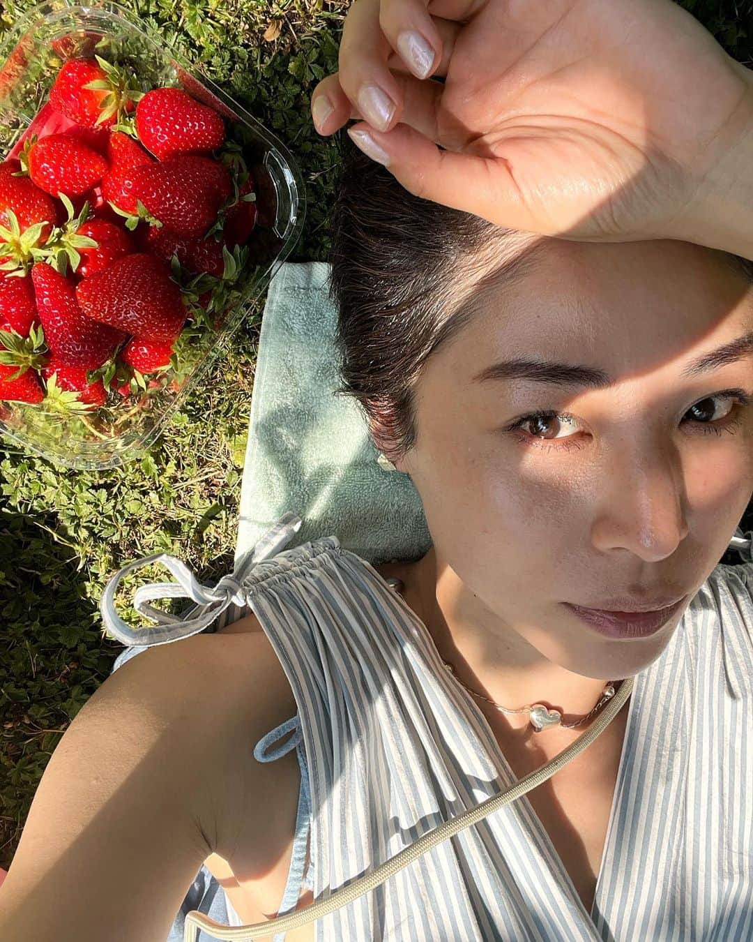 福本敦子のインスタグラム：「今週からpodcastで今年6月のコペンハーゲン旅のお話をしています。 初めて北欧に行ったのは6,7年前で、スウェーデンが初めてでした。 それまではもう少し大きい都市に行って、楽しむ旅をしていたのですが、 静かで、落ち着いていて 自然の中に何もせずにいたり、冬はゆっくり家の中で過ごすような、アガる、というか作った楽しみとはまた一味違った北欧のムードをすっかり好きになってしまいました。 （空気が澄んでるのもポイント） 人が多すぎなくて静かなのと、自然豊かでその時その時をただ楽しめるって言うんだろうか。気持ちのいい場所です。 . ここ数ヶ月は本のこともあってゲストのいない回が続いていますが、1人トークも楽しんでもらえると嬉しいです💌番組のメールにご感想もお待ちしています kikiu.cosme26@gmail.com  またこれからゲストも来てくれるので楽しみにしていてください🍀」