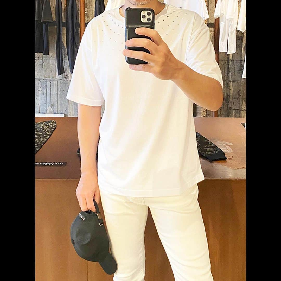 セレクトショップN.K.Bさんのインスタグラム写真 - (セレクトショップN.K.BInstagram)「✨今日のN.K.B STYLE✨ 👕【Tシャツ】1piu1uguale3 2023 S/S DECORA T (WHITE) 👖【パンツ】1piu1uguale3 2022 A/W 9 TAPERED (WHITE USED) 🎩【キャップ】1piu1uguale3 2023 S/S 113 POLO CAP (BLACK)  セレクトショップN.K.B小林です。  1piu1uguale3 2023 S/S DECORA Tと1piu1uguale3 2022 A/W 9 TAPEREDで全身WHITEスタイル♪ 非現実的な色合わせかもしれませんが、個人的には好みです☆  2023 SUMMER SALEもこの機会に、是非ご利用ください♪  全品送料無料❗️新規会員登録ですぐ使える1,000ポイントも進呈中です。  ++++++++++++++++++++ N.K.Bは、福井県福井市にあるセレクトショップ。 オーナーの小林が、取扱ブランドの最旬コーデと新作先行予約・入荷情報をPostしています。 もしよければ、いいね＆フォローよろしくお願いします❗  【主な取扱ブランド】 AKM | エイケイエム VEGAHLUXE | ヴェガリュクス 1piu1uguale3 | ウノピュウノウグァーレトレ 1piu1uguale3 SPORT| ウノピュウノウグァーレトレスポーツ LUXE163AKMBB | リュクス163エイケイエムビービー Junhashimoto | ジュンハシモト TFW49 | ティーエフダブリューフォーティーナイン TOM FORD EYEWEAR | トムフォード アイウェア DABORO | ダボロ PIUORO | ピウオッロ MOOSEKNUCKLES | ムースナックルズ newblance | ニューバランス and more… ++++++++++++++++++++  #1piu1uguale3 #ウノピュウノウグァーレトレ  #エヌケービー #メンズファッション #メンズファッションコーデ #ファッション好きと繋がりたい #メンズコーデ #お洒落さんと繋がりたい #おしゃれさんと繋がりたい #服好きな人と繋がりたい #ファッション好きな人と繋がりたい #ファッション大好き #今日のコーデ #本日のコーデ #ファッションコーデ #インスタファッション #エヌケービー #ファッションスナップ #ファッション好き #アパレルショップ #ファッションコーディネート #メンズアパレルショップ」7月17日 13時37分 - n.k.b_fukui