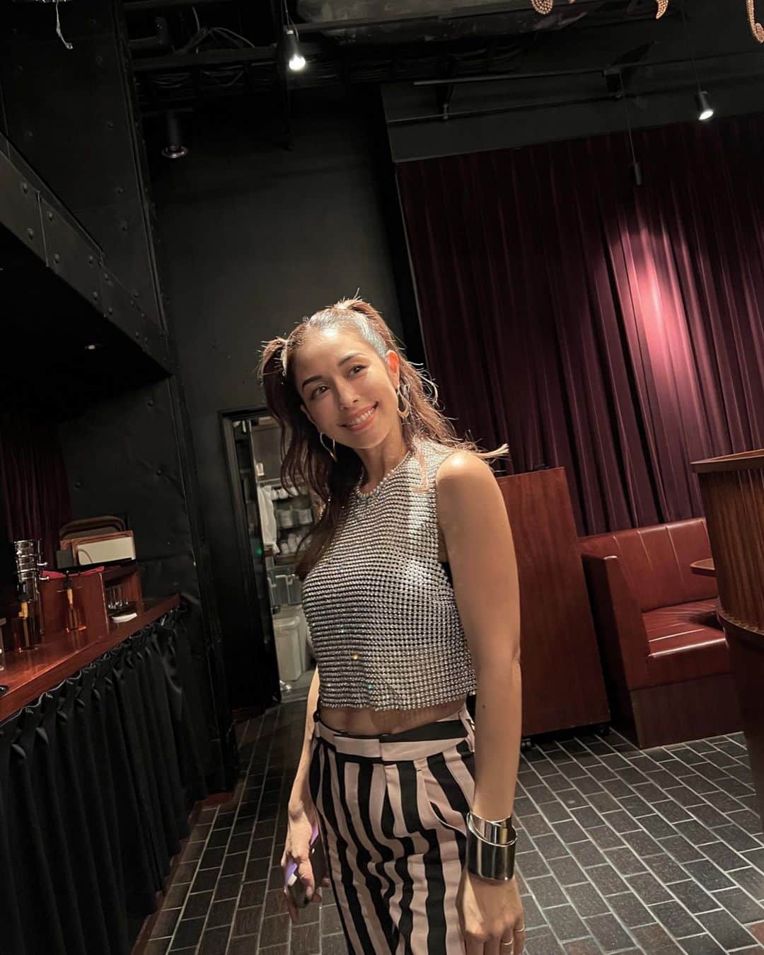 川島幸美のインスタグラム：「久々BENIのLIVE『THE SHOW』🎤 いつもキュートなBENIがステージに立つと DIVAでカッコ良く輝いてて、 その圧巻の唄声に感動した✨🥺✨  ありがとう❤️❤️❤️  そして2児のママと思えない変わらない美しさ❤️」