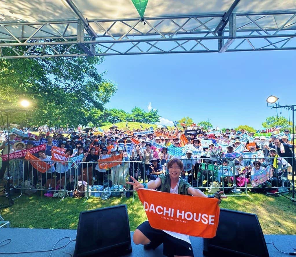 安達勇人さんのインスタグラム写真 - (安達勇人Instagram)「LuckyFes最高ー！！！ トップバッターからLuckySpace安達勇人LIVEに沢山のご来場ありがとうございました！！ すごい盛り上がりやったね！ 老若男女垣根を超えた一体感と皆様の最高の笑顔をありがとう！  いつかWATER STAGEに立つ‼️  そんな夢がLuckyFesで出来たよ☺️ 一緒に叶えようね👍 今日は沢山の音楽と食と茨城県を楽しんで帰ってね🎵 僕もフィナーレまで楽しみます✌️🔥  #LuckyFes  #LuckyFes2023  #安達勇人」7月17日 13時42分 - yuto_adachi_official