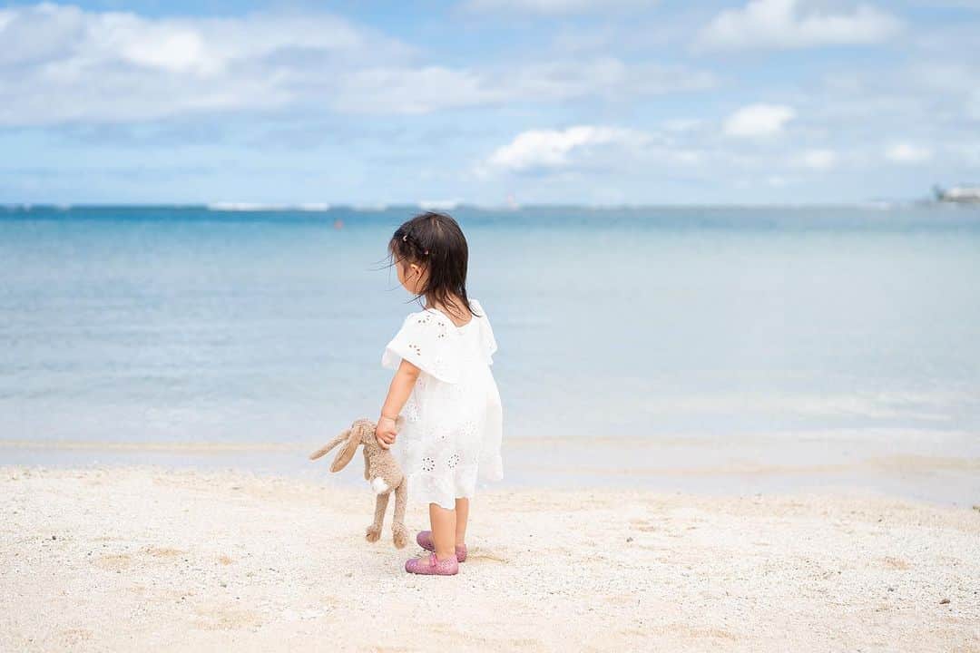 林弓束さんのインスタグラム写真 - (林弓束Instagram)「. 3歳の誕生日の記念に ハワイでファミリーフォトを @tommysaegusa さんに 撮って頂きました😊 娘の満面の笑みをたくさん おさえてくださったので とくべつ載せちゃお📷☺️ . ロケーションはアラモアナビーチにて🏖️ . . . . #ハワイファミリーフォト #ファミリーフォト #ファミリーフォト撮影  #女の子ママ  #2020年5月生まれ　#3歳女の子 #子連れ旅行#ママと娘 #母娘 #親子 #子供服 #こどもふく #まはりふく #ゆづしふく #東京ママ #親子コーデ #おやこーで #子連れハワイ #ハワイ旅行 #子連れハワイレポ #子連れハワイ旅行 #hawaii #hawaiitrip」7月17日 13時43分 - hayashiyuzuka
