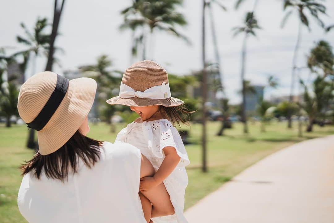 林弓束さんのインスタグラム写真 - (林弓束Instagram)「. 3歳の誕生日の記念に ハワイでファミリーフォトを @tommysaegusa さんに 撮って頂きました😊 娘の満面の笑みをたくさん おさえてくださったので とくべつ載せちゃお📷☺️ . ロケーションはアラモアナビーチにて🏖️ . . . . #ハワイファミリーフォト #ファミリーフォト #ファミリーフォト撮影  #女の子ママ  #2020年5月生まれ　#3歳女の子 #子連れ旅行#ママと娘 #母娘 #親子 #子供服 #こどもふく #まはりふく #ゆづしふく #東京ママ #親子コーデ #おやこーで #子連れハワイ #ハワイ旅行 #子連れハワイレポ #子連れハワイ旅行 #hawaii #hawaiitrip」7月17日 13時43分 - hayashiyuzuka