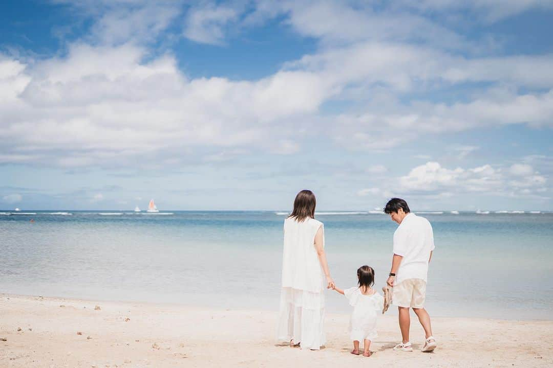 林弓束さんのインスタグラム写真 - (林弓束Instagram)「. 3歳の誕生日の記念に ハワイでファミリーフォトを @tommysaegusa さんに 撮って頂きました😊 娘の満面の笑みをたくさん おさえてくださったので とくべつ載せちゃお📷☺️ . ロケーションはアラモアナビーチにて🏖️ . . . . #ハワイファミリーフォト #ファミリーフォト #ファミリーフォト撮影  #女の子ママ  #2020年5月生まれ　#3歳女の子 #子連れ旅行#ママと娘 #母娘 #親子 #子供服 #こどもふく #まはりふく #ゆづしふく #東京ママ #親子コーデ #おやこーで #子連れハワイ #ハワイ旅行 #子連れハワイレポ #子連れハワイ旅行 #hawaii #hawaiitrip」7月17日 13時43分 - hayashiyuzuka