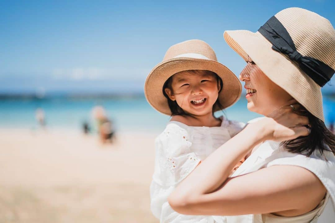 林弓束さんのインスタグラム写真 - (林弓束Instagram)「. 3歳の誕生日の記念に ハワイでファミリーフォトを @tommysaegusa さんに 撮って頂きました😊 娘の満面の笑みをたくさん おさえてくださったので とくべつ載せちゃお📷☺️ . ロケーションはアラモアナビーチにて🏖️ . . . . #ハワイファミリーフォト #ファミリーフォト #ファミリーフォト撮影  #女の子ママ  #2020年5月生まれ　#3歳女の子 #子連れ旅行#ママと娘 #母娘 #親子 #子供服 #こどもふく #まはりふく #ゆづしふく #東京ママ #親子コーデ #おやこーで #子連れハワイ #ハワイ旅行 #子連れハワイレポ #子連れハワイ旅行 #hawaii #hawaiitrip」7月17日 13時43分 - hayashiyuzuka