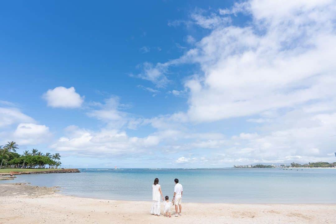 林弓束さんのインスタグラム写真 - (林弓束Instagram)「. 3歳の誕生日の記念に ハワイでファミリーフォトを @tommysaegusa さんに 撮って頂きました😊 娘の満面の笑みをたくさん おさえてくださったので とくべつ載せちゃお📷☺️ . ロケーションはアラモアナビーチにて🏖️ . . . . #ハワイファミリーフォト #ファミリーフォト #ファミリーフォト撮影  #女の子ママ  #2020年5月生まれ　#3歳女の子 #子連れ旅行#ママと娘 #母娘 #親子 #子供服 #こどもふく #まはりふく #ゆづしふく #東京ママ #親子コーデ #おやこーで #子連れハワイ #ハワイ旅行 #子連れハワイレポ #子連れハワイ旅行 #hawaii #hawaiitrip」7月17日 13時43分 - hayashiyuzuka