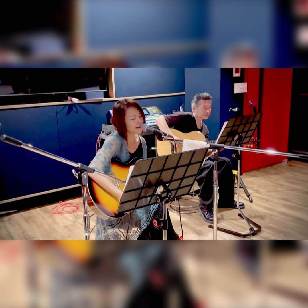 水上真理のインスタグラム：「昨日は ライブでした🥰 . 会場に来てくださった皆さま ありがとうございました✨ . いつもの笑顔 お久しぶりの笑顔 みんなに会えて幸せでした☺️ . ギターのマブ先生 ステキなギターと あたたかい眼差しを ありがとうございました✨ . ばーどちゃん♡ 受付と会場準備のお手伝い ありがとぉ✨ . ライブ後は マブ先生とばーどちゃんと 打ち上げしたよ🍻✨ . 次回のライブは9/2🎵 . 今から楽しみです🥰 . #smile  #happy  #love  #live  #弾き語り  #シンガーソングライター」