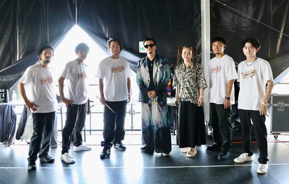 SONOMIのインスタグラム：「『Lucky Fes’23』 気温37℃という危険な猛暑の中、皆さん本当にありがとうございました。 少しでも油断したらどこかに意識を持っていかれそうだったからとにかく集中したよ🎤 張り詰めた気持ちでいた所に『音色』のイントロでふわぁっと風が吹いたのがとっても心地よかったのを思い出した🫶🏻  しかしこんな中でも息が上がって声ぶれすることも無く、マックスのパフォーマンスをやってのけてしまうKREさんは流石すぎました👏👏 皆さんの笑顔を見れて、 そして一緒に歌えて幸せでした🌼 2023年の素敵な夏の思い出をありがとう🫶🏻  しかし今日も暑いですね💦 皆さん気をつけてお過ごしください〜🍧  #Luckyfes #KREVA」
