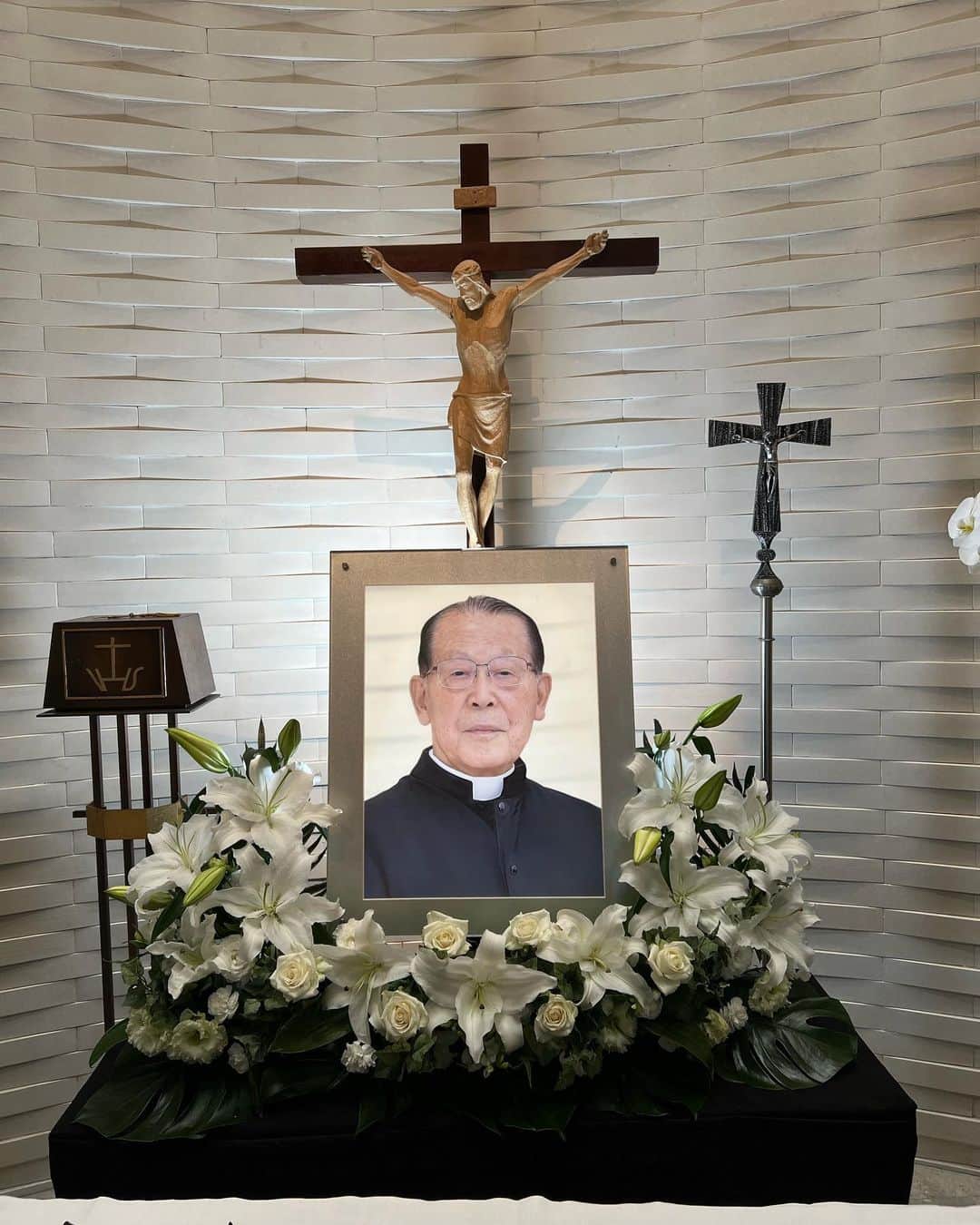 内田朝陽のインスタグラム：「R.I.P  Fr.D. Tagawa ※English under Japanese.  生前、先生には「朝陽、お前も少しは人の役に立つようになったか？」 と笑いながら言われていました。 在学中に迷惑ばかりかけていた僕は卒業後に評議員という形で先生にお声掛け頂き、定期的にお会いする様になりました。 何も役に立てていなかったかもしれません。 今日、先生の棺を運ばせて頂きました。 生まれて初めて先生の役に立てたかもしれません。 こんなポンコツな僕ですが天国から見守って頂けたら嬉しいです。  When he was alive, Mr.Tagawa asked me, "Asahi, have you come to be of some help to others?" said with a smile like a child. While I was in school, I was always bothering him, but after graduating, I started meeting him regularly as a councilor. Nothing might have helped. Today, I carried the teacher's coffin. For the first time in my life, I may have been able to help my teacher. I am such a clumsy person, but I would be happy if you could watch over me from heaven.  #暁星国際学園 #暁星 #gyoseiinternational」