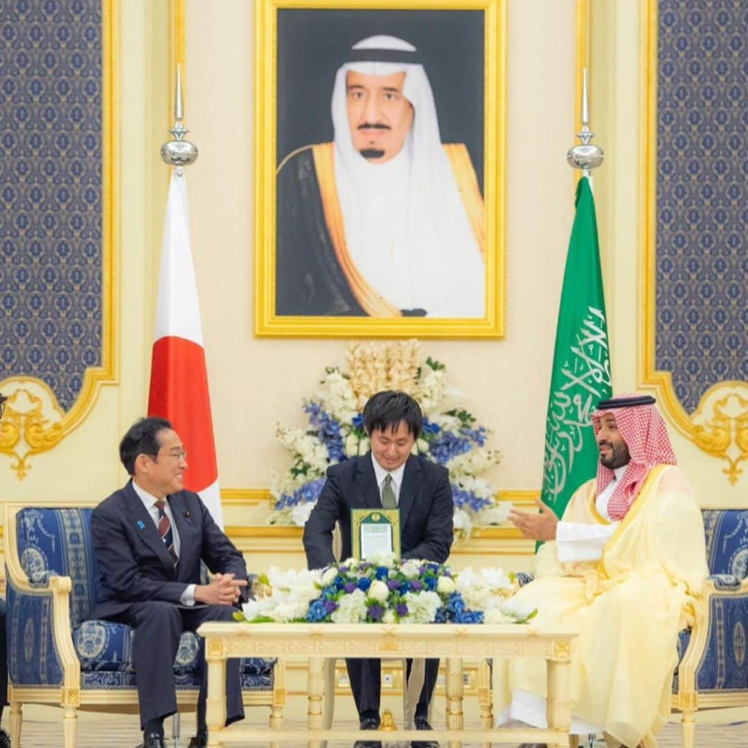 鷹鳥屋明のインスタグラム：「✨🇯🇵🤝🇸🇦✨رئيس الوزراء الياباني و الرؤساء اليابانيون يمكنهم أكل أفضل كبسة في العالم.🥘✨🇯🇵🤝🇸🇦✨ ‏ أمس، ولي العهد الأمير ⁧‫محمد بن سلمان‬⁩ يلتقي رؤساء الشركات وأصحاب الأعمال في ⁧‫اليابان‬⁩ بحضور رئيس الوزراء الياباني. ‏⁧‫#رئيس_وزراء_اليابان_في_المملكة‬⁩」