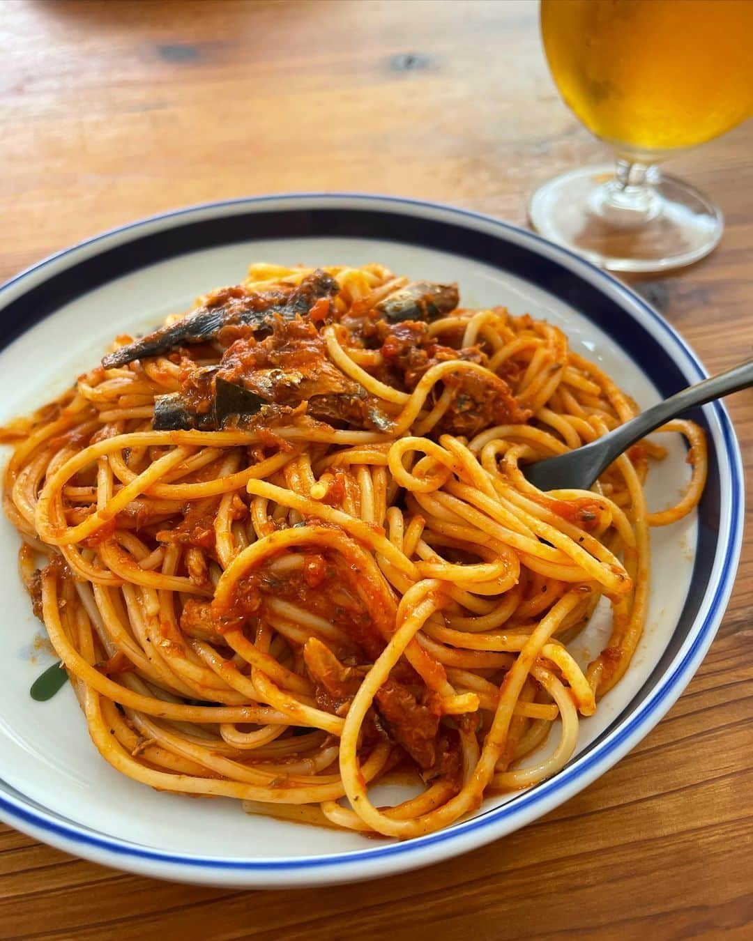 吉野千穂のインスタグラム：「千穂飯🌿いわしのトマトパスタ  昼からビール飲んで3連休って感じです🍻 使ってなかったトマトソース缶、いわし缶のW缶詰で簡単パスタ🍝  いわし缶をオイルごとフライパンにあけて崩しながら加熱して、そこにトマトソース缶、パスタの茹で汁、乾燥のハーブミックス入れただけ🌞  さて！ 腹ごしらえして今からフェス🎤♬🔥 #befirst  #パスタ#トマトパスタ#缶詰#休日の過ごし方#休日のお昼ごはん #千穂飯#おうちごはん#おうち居酒屋#おつまみ#おつまみレシピ#家飲み#家飲みおつまみ#千穂飯おつまみ#管理栄養士#フードスタイリスト」