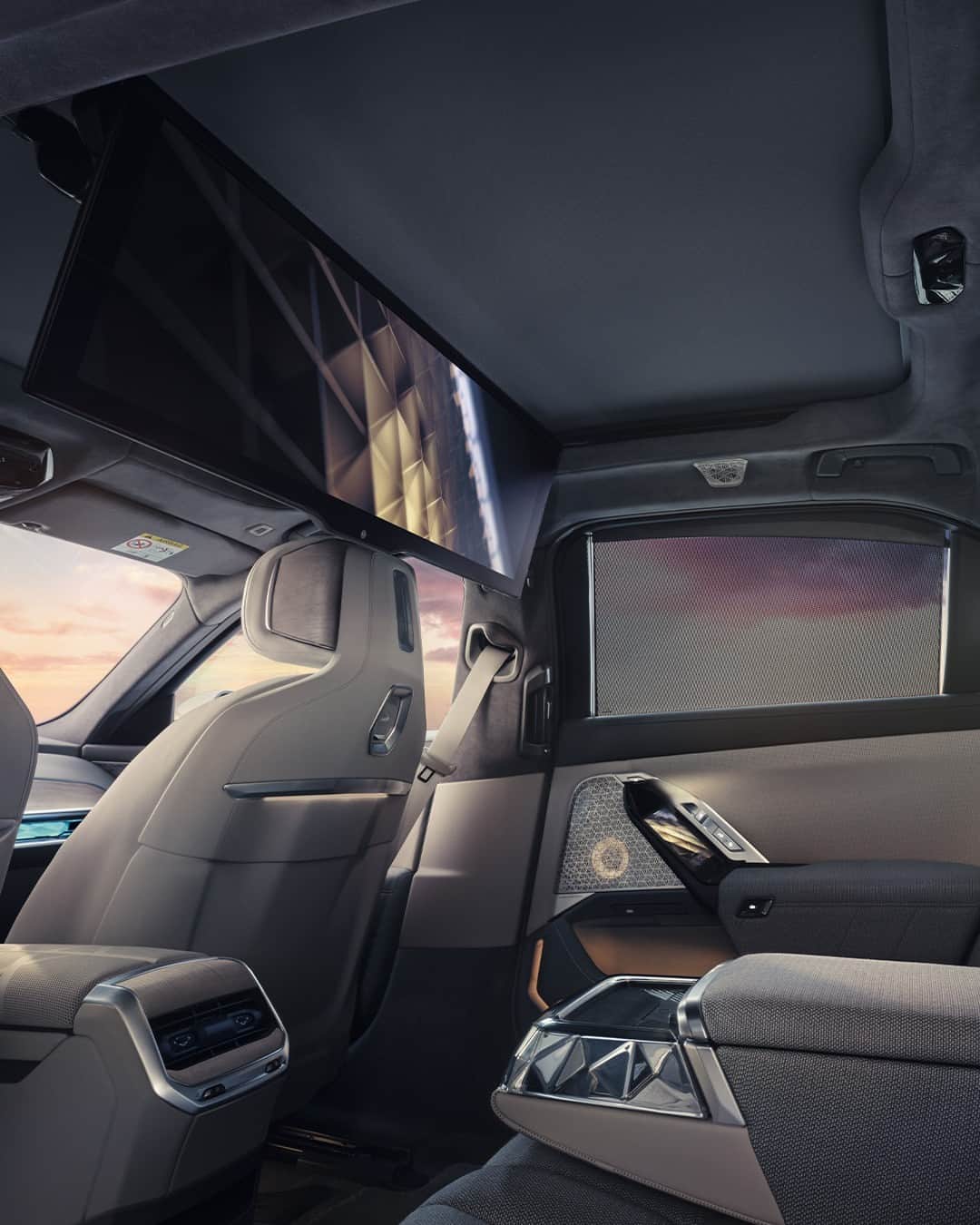 BMWのインスタグラム：「This is your invitation to take a seat into the future. Immerse yourself in the BMW Theatre Screen; a 31.3'' panoramic display that extends from the sky to showcase unrivaled quality, sound and connectivity.   The BMW i7. #THEi7 #ThisIsForwardism #BMW #BornElectric #BMWElectric __ BMW i7 xDrive60: Combined power consumption: 19.6–18.4 kWh/100 km. Combined CO2 emissions: 0 g/km. Electric range: 590–625 kilometers. All data according to WLTP. Further info: www.bmw.com/disclaimer」