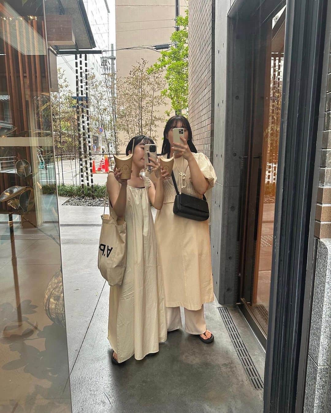 kannnaのインスタグラム：「暑すぎて涼しげなコーデの日🤍 ウィズレイカ！ 新風館のカフェ初めていった！  私の来てるワンピースは やっと！明日販売😗✌🏻 リアルバイはこのアイボリー！」