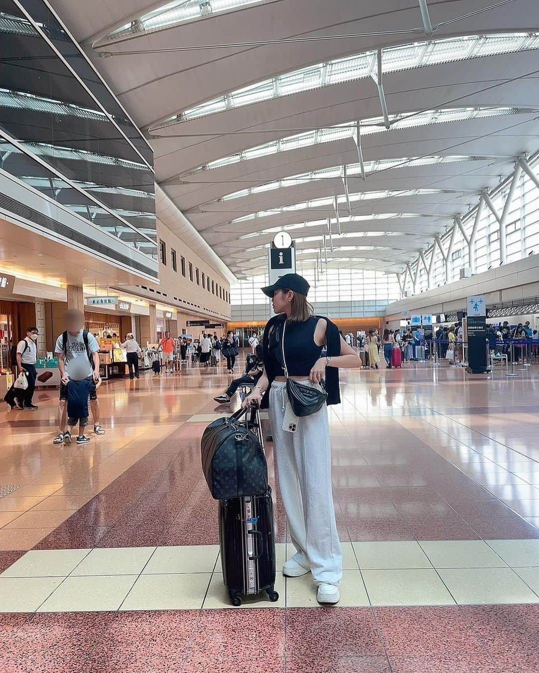 岡田沙知のインスタグラム：「. 機内ふく✈️🧢🩴🩵 またすぐどこか行きたい🫨 . #機内コーデ#✈︎」