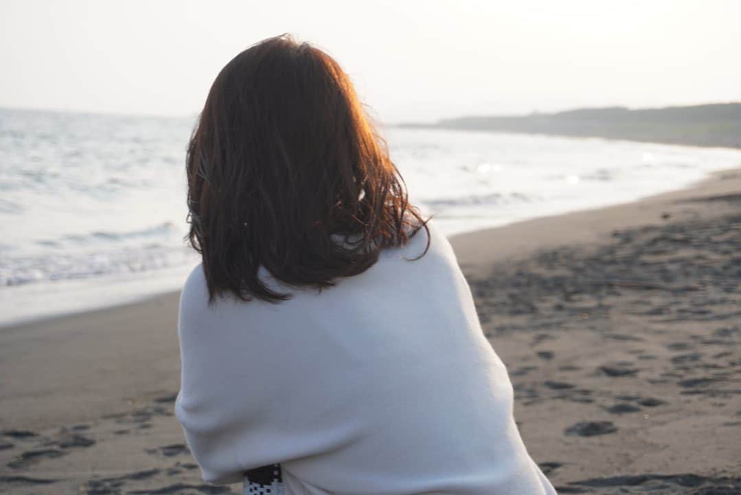 山田桃子さんのインスタグラム写真 - (山田桃子Instagram)「海の日⛱ .  世間では、3連休でしたね✨ 皆さま、いかがお過ごしですか？ お仕事の方は、お疲れ様です！  今日は海の日。 どんな日か知っていますか？  〜 「海の恩恵に感謝すると共に、 海洋国日本の繁栄を願う日」✨  海の恵みに感謝しながら、 環境保全に力を入れていくこと、 その海を大切にする心を育てることを目的にできたんですって。 〜  今日は、海への関心を高める1日を過ごしたいですね！  私は、お仕事で海へ行けないので、 帰ったら塩風呂に浸かって、 海を想像しながら、浄化されたいと思います♡ ありがとうー！海ー！  そして、、 夏バテに気をつけて、 水分塩分補給忘れずにね🌟  .  #茅ヶ崎 #海 #ビーチ #西陽  #海の日 #塩風呂 #浄化 #夏  #祝日 #3連休 #過ごし方 #marineday  #フリーアナウンサー #山田桃子」7月17日 14時13分 - momomdoll