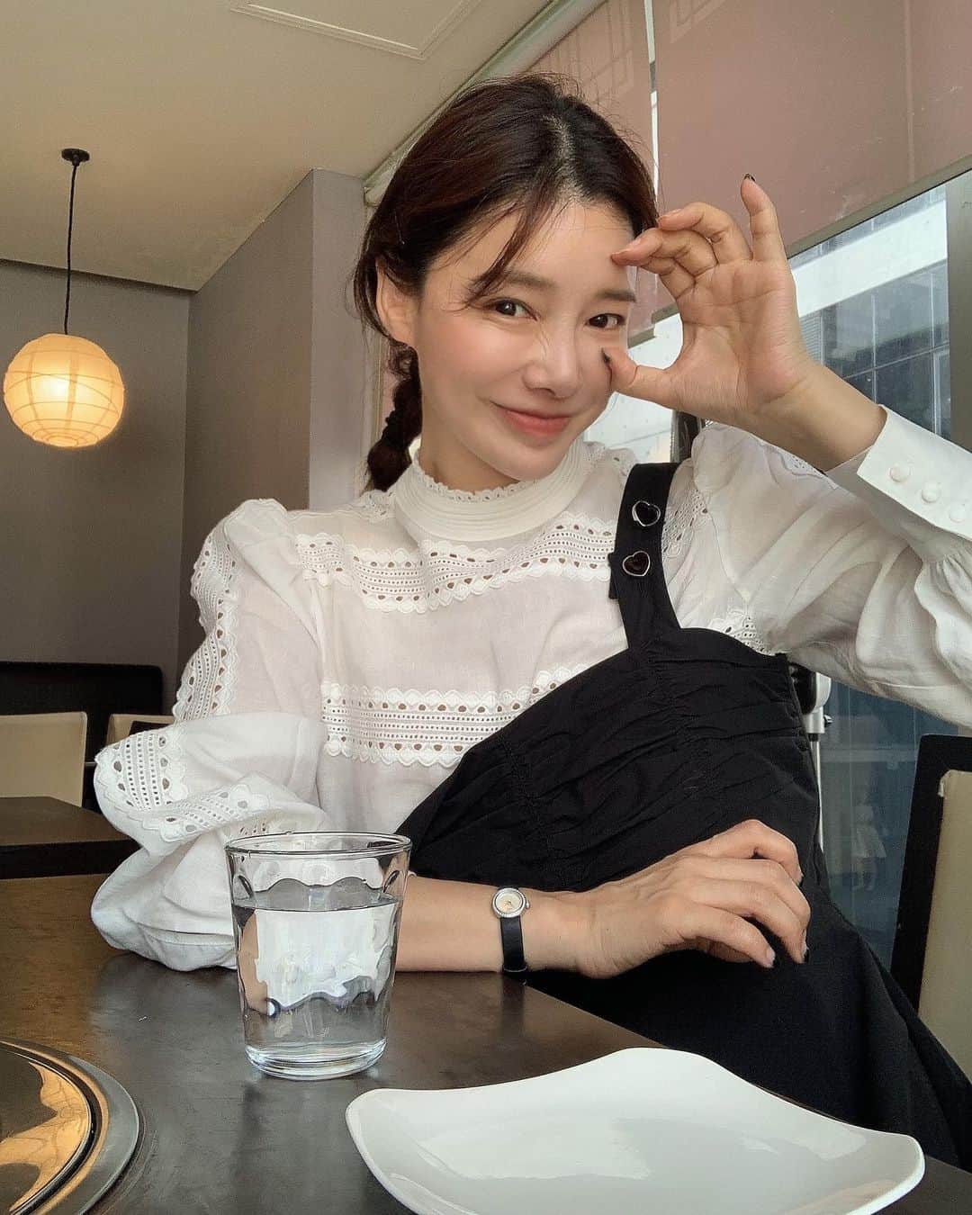 nanaのインスタグラム：「요즘 즐거운건 귀챠니즘에게 입을옷이 점점 정해져 있다는고 나흐나흐끼리 매치하는것도 다른 브랜드랑 매치하는것도 나만의 즐거움이라요🖤」