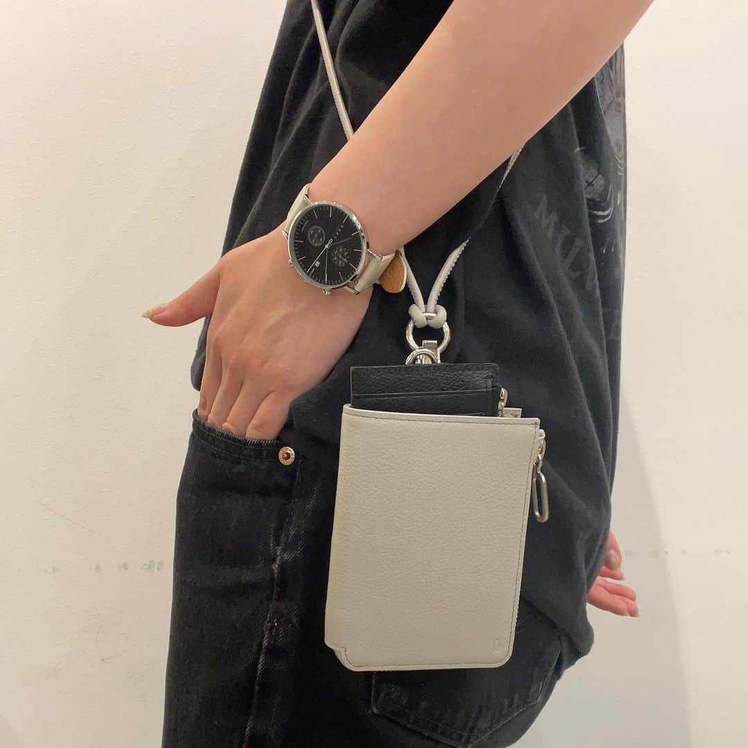 Maker's Watch Knotのインスタグラム：「.  7/7（金）〜7/17（月） 絶賛開催中のKnotの日ですが レザープロダクトも【ポイント7倍】です！✨  暑い日は 鞄持つのも面倒だったり... 夏の服はポケットが少なかったり...  そんな中大活躍間違いなしの スマートホルダーもご用意しております！！  スマホやウォレットを入れる事も出来ますし カード入れ、コインケースとも使える 肩掛けのスマートホルダー。  レザーには 発色にこだわっている姫路レザーを使用。 服のアクセントにも使えるカラーリングも揃えております！  ぜひこの夏のお供に🙋🏼‍♂️  ________________________  【一枚目】 ・スマートホルダー　　SHH-LG ・スマートウォレット　SWH-BK ・ネックストラップ　　NSH-LG 通常ポイント310pt の所⇒ 期間中2,170pt 付与！！！  【2枚目】 ・スマートウォレット　SWH-GN ・ネックストラップ　　NSH-BK 通常ポイント150pt の所⇒ 期間中1,050pt付与！！！  ________________________  #knotwatch #watch #wristwatch #ノット #時計 #腕時計#カスタムオーダー #カスタマイズウォッチ #カスタマイズ #フェア #ノットの日 #Knotの日」
