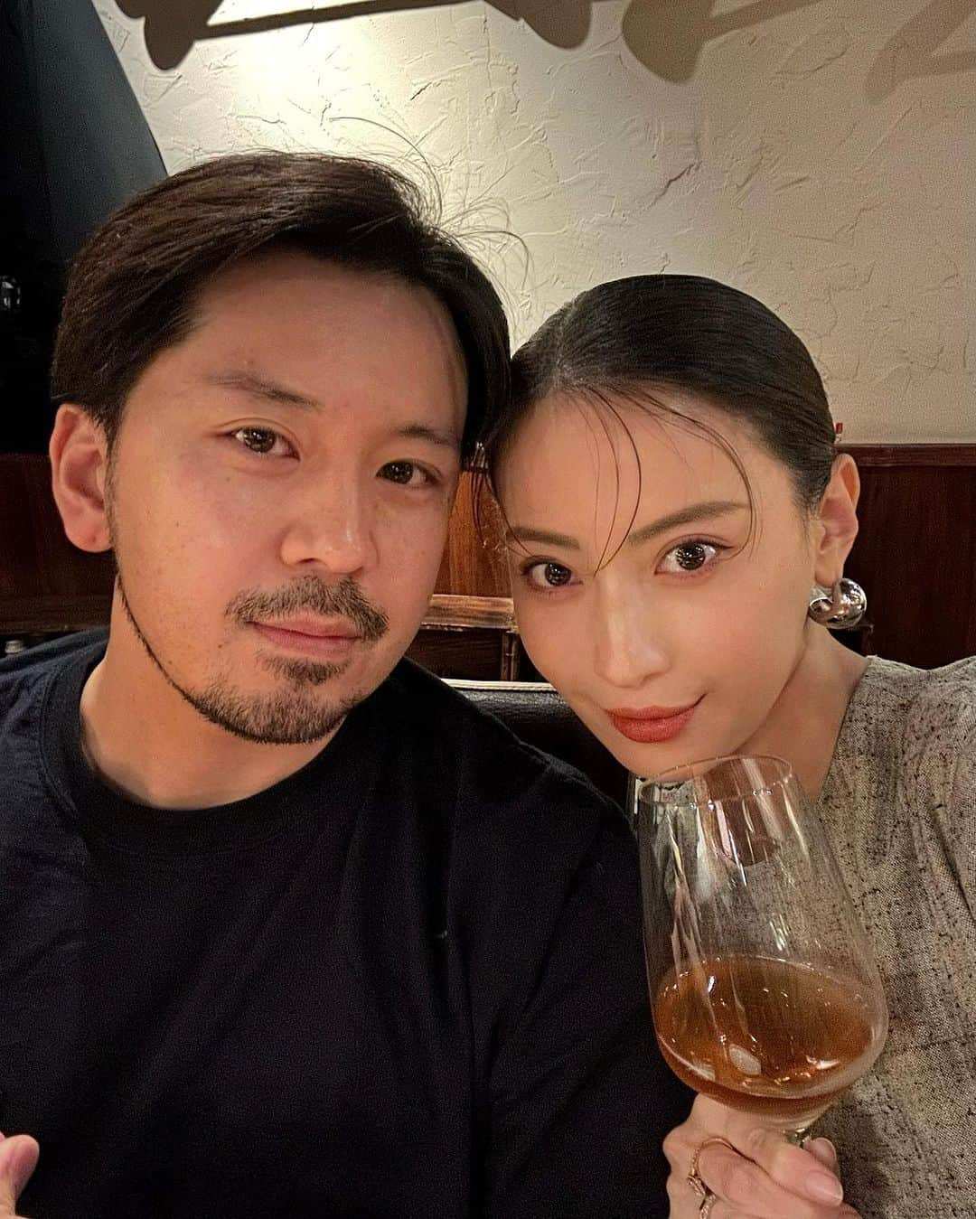 ソンイさんのインスタグラム写真 - (ソンイInstagram)「7月17日結婚記念日💍 結婚7周年、交際11周年🌹  写真は載せそびれていた出産2週間前の3月にした夫婦デートの時🥂 (旦那はこの写真の時より今8kg痩せて結婚した時の体重になった🤫笑)  息子を出産してから夫婦2人だけでディナーをした事なかったんだけど、この日は姉家族が息子を預かってくれて4年ぶりに丸1日デートをさせてくれて😭🫶🏻  銀座でお買い物して、映画見て、子連れNGのずっと行きたかった念願のお店でディナーして🍽️🥂  子なしデートプランを満喫したけど息子の事ばかり話をしてたね😌  息子も従姉妹と楽しい時間を過ごせて、快く預かってくれた姉家族 @sonkyou1013 に感謝🥲🤍  今は4人家族になって、結婚7周年記念日の本日は第二子のお宮参り&お食い初めをしてるってゆうのも感慨深い🕊️  8年目もよろしく🤝🏻 子供たちを一緒に守ってこうね👦🏻👶🏻❤️  #結婚記念日 #交際記念日 #夫婦写真 #記念日」7月17日 14時22分 - sunwei1013