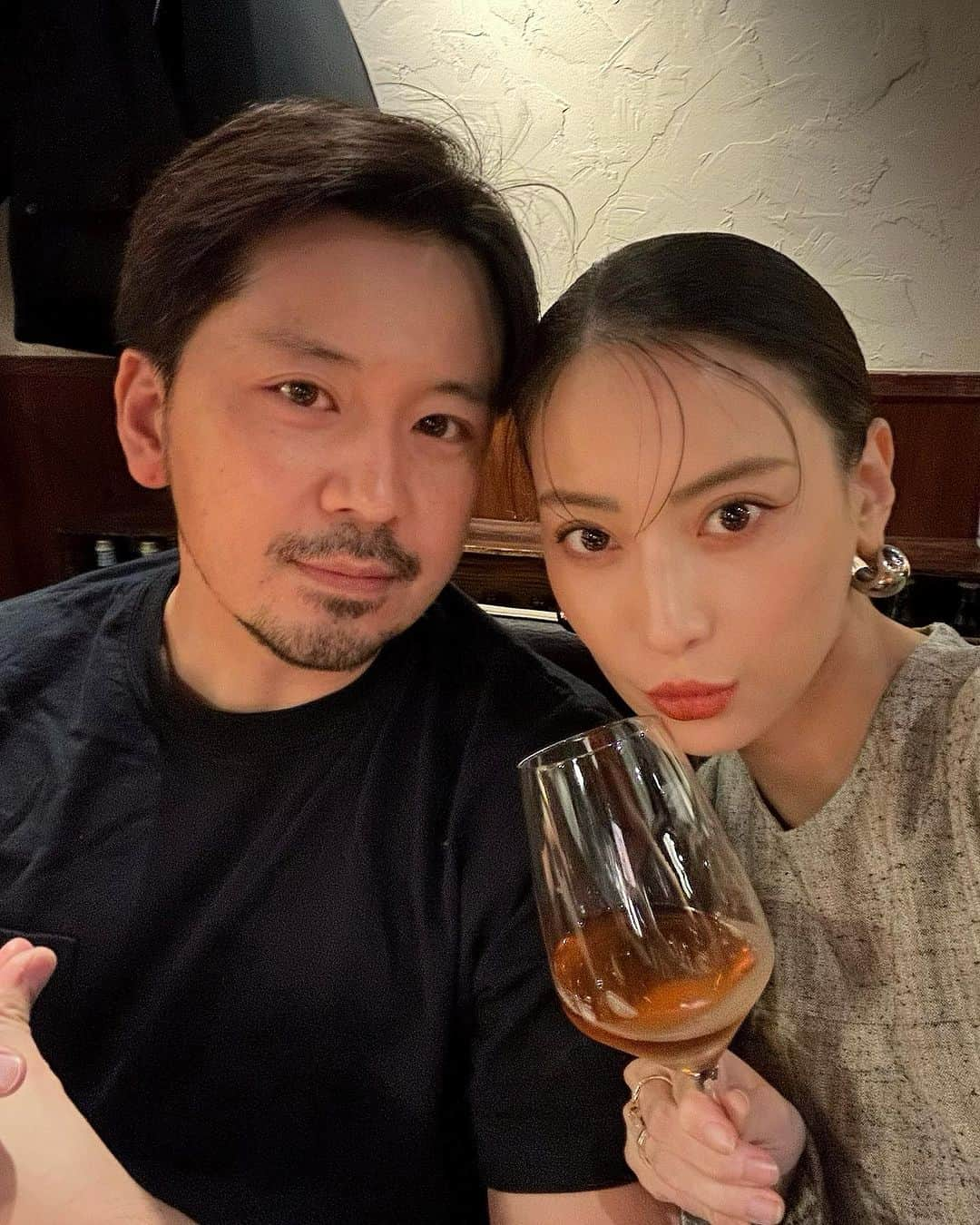 ソンイのインスタグラム：「7月17日結婚記念日💍 結婚7周年、交際11周年🌹  写真は載せそびれていた出産2週間前の3月にした夫婦デートの時🥂 (旦那はこの写真の時より今8kg痩せて結婚した時の体重になった🤫笑)  息子を出産してから夫婦2人だけでディナーをした事なかったんだけど、この日は姉家族が息子を預かってくれて4年ぶりに丸1日デートをさせてくれて😭🫶🏻  銀座でお買い物して、映画見て、子連れNGのずっと行きたかった念願のお店でディナーして🍽️🥂  子なしデートプランを満喫したけど息子の事ばかり話をしてたね😌  息子も従姉妹と楽しい時間を過ごせて、快く預かってくれた姉家族 @sonkyou1013 に感謝🥲🤍  今は4人家族になって、結婚7周年記念日の本日は第二子のお宮参り&お食い初めをしてるってゆうのも感慨深い🕊️  8年目もよろしく🤝🏻 子供たちを一緒に守ってこうね👦🏻👶🏻❤️  #結婚記念日 #交際記念日 #夫婦写真 #記念日」