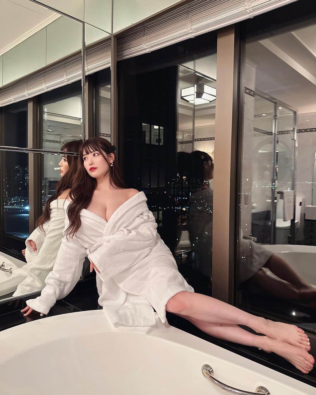 RENAのインスタグラム：「写真撮りあいっこ するだけで楽しいって幸せですか🥰💗  うちらってかわちい っていつも自己肯定感 あげまくってます👶🔥笑 大人になってから最高な 友達に出会えた私って運が良い💎 ・ #バーレスク東京　#burlesquetokyo #burlesque  #エンタメ活動を止めない #誰かの夢になって生きていく  #バーレスク東京のマシュマロ」