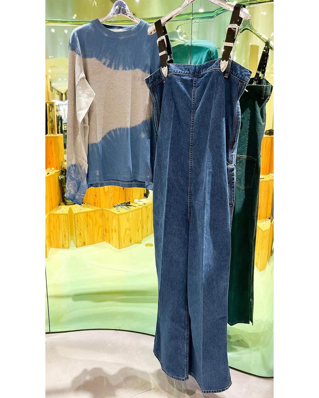 HANKYU.MODEさんのインスタグラム写真 - (HANKYU.MODEInstagram)「. TOGA PULLA 23AW 2nd DELIVERY  At 3F MODE  23秋冬新作アイテムの2ndデリバリーが到着。 ユニセックスで着用可能なアイテムなどがラインアップ。  Page4 シャツ　47,300円 パンツ　42,900円  Page5 左)シャツ　47,300円 右)カーディガン　49,500円  Page6.7 左)トップス　29,700円 右)オーバーオール　70,400円  Page8 スウェット　39,600円 パンツ　36,300円  Page9　財布　28,600円  #toga #togapulla #トーガ #トーガプルラ #hankyumode #阪急うめだ本店 #23aw #秋冬 #新作」7月17日 17時00分 - hankyumode