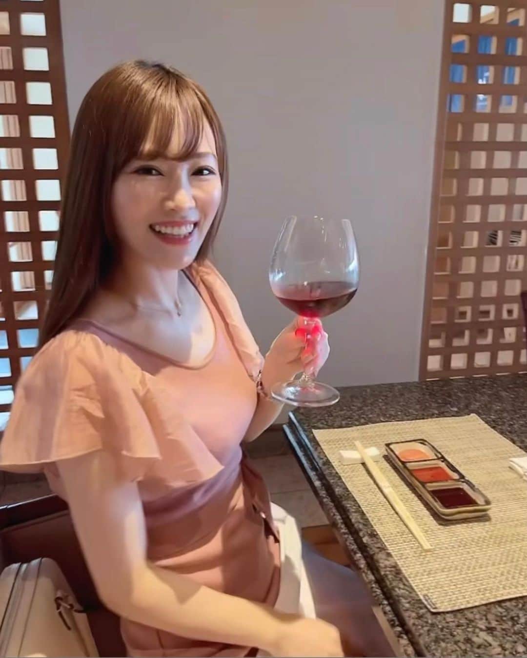 青山智美のインスタグラム：「♡ 【 🥰💋 】 ⁡ ⁡ お酒弱いけれど、 美味しいワイン好きっっっ🍷🤍  久しぶりのオーパス・ワン❤️ ⁡ ⁡ ♡ ♡ ♡ ⁡ ⁡ あなたとあなたの大切なひとたちが 笑顔で幸せでありますように…💖💖💖 ⁡ ⁡ ⇨ @tomomibeauty ⁡ ⁡ *♢ ♡ ＊ ♡ ✩ ♡ ♩ ♡・♡ ° ♡ ❁ ♡ ✩ ♡° ⑅◡̈*」