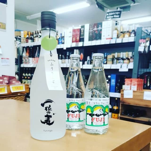 鈴木酒販神田店 〈日本酒とワインの専門店〉のインスタグラム：「東京は危険な暑さで、お酒の紹介は気が引けるんですが、せめて涼しげな商品をご紹介しましょう。  西酒造さんの定番麦焼酎「一粒の麦」の夏季限定「ふうりんご」爽やかな味わいが夏に美味しい一本です。水割りにするなら富士ミネラルウォーターも合わせてどうぞ！　というか、水飲みましょう。」