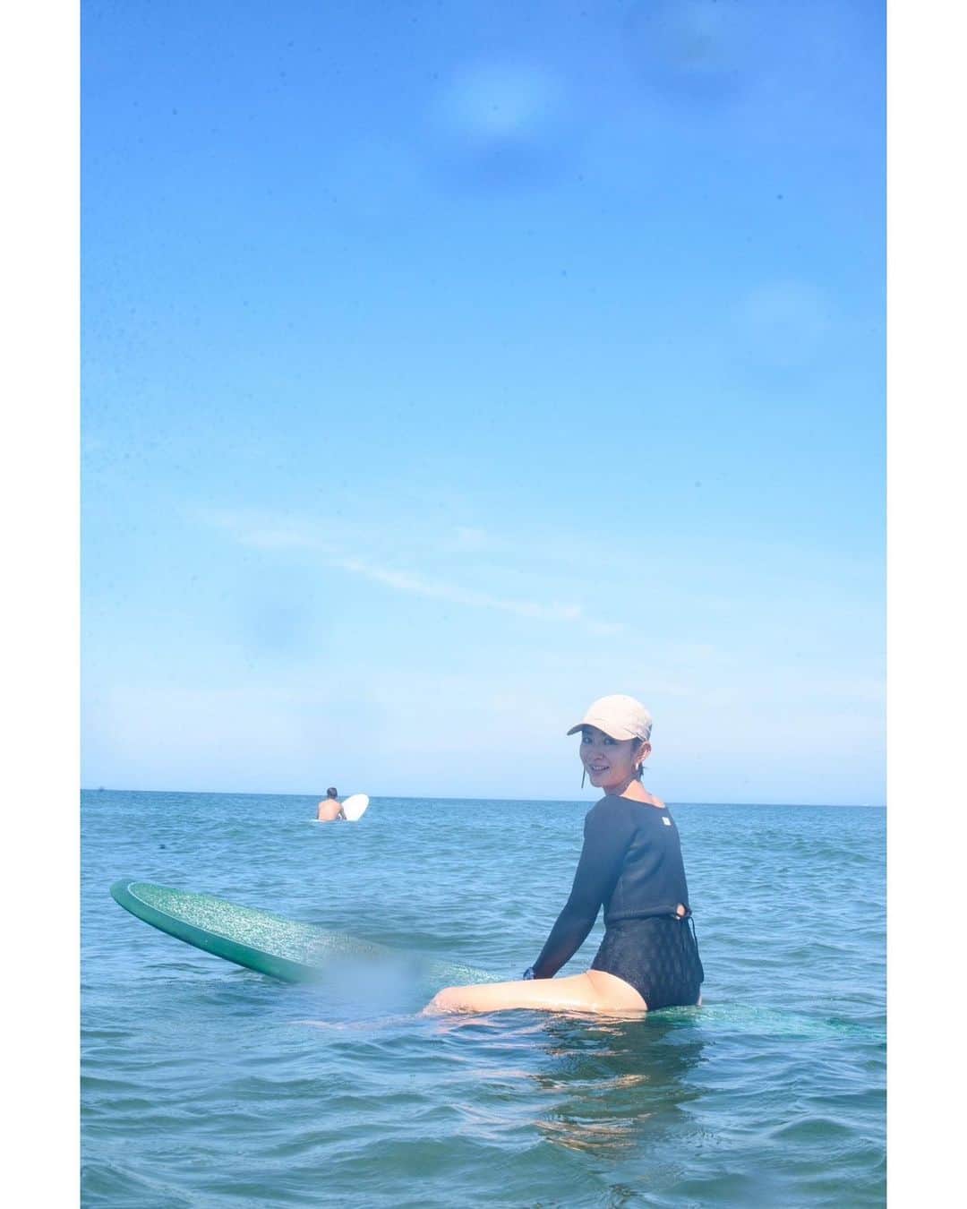 土井地恵理子のインスタグラム：「海の日🌴 (ってこれは今日ではないけど)  cap @47japan  wet @mariawetsuit  swimwear @lull_ludiclabel   enjoy summer!  📷 @ry0shimizu   #surfing #サーフィン #summer #海の日 #撮ってもらったライディングに限ってしょぼい  #なんでなのw #いつも上手く乗れるようになりたい」
