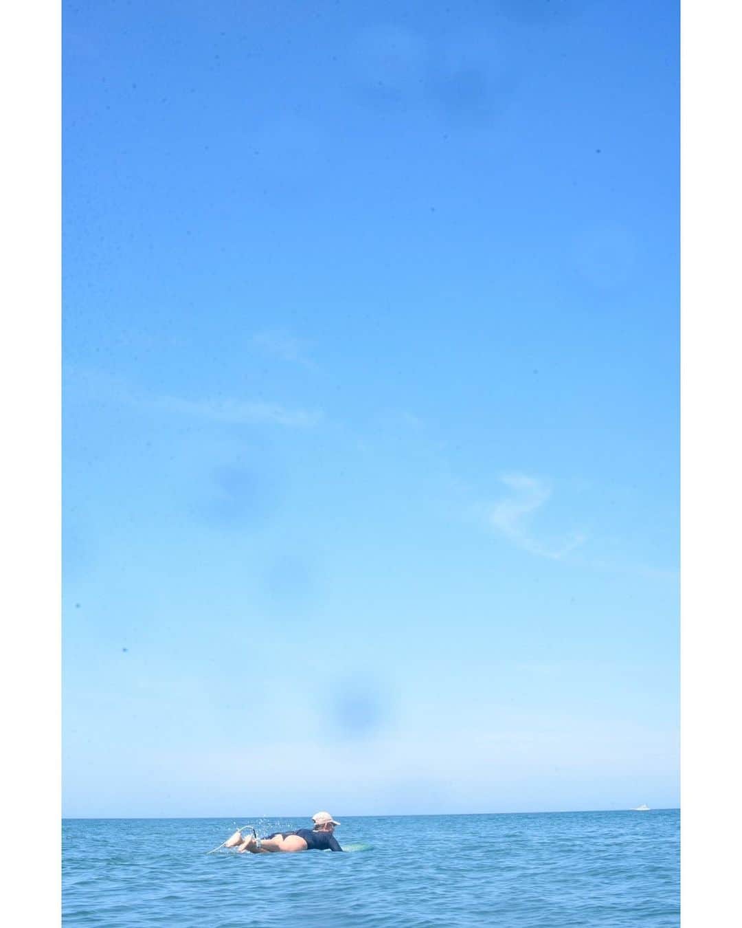土井地恵理子さんのインスタグラム写真 - (土井地恵理子Instagram)「海の日🌴 (ってこれは今日ではないけど)  cap @47japan  wet @mariawetsuit  swimwear @lull_ludiclabel   enjoy summer!  📷 @ry0shimizu   #surfing #サーフィン #summer #海の日 #撮ってもらったライディングに限ってしょぼい  #なんでなのw #いつも上手く乗れるようになりたい」7月17日 14時26分 - ericodoiji