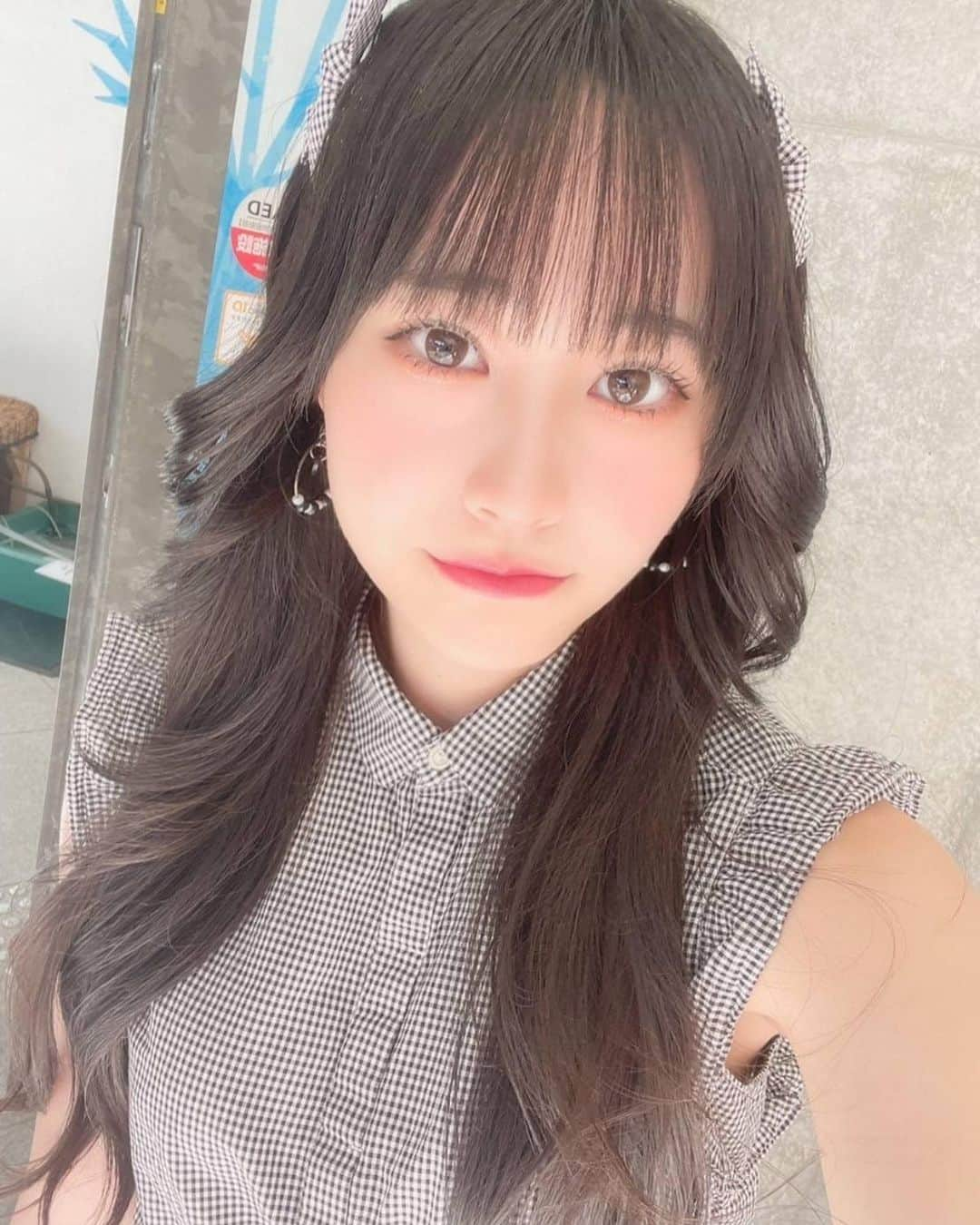 雨宮鈴奈さんのインスタグラム写真 - (雨宮鈴奈Instagram)「2023.7.15  撮影会  みんな撮影会きてくれてありがとう‼️ 鈴は特に野外撮影会が好きなので めちゃ楽しかったです🫶 風がすごく強くてデコを隠すので大変でした笑 3部は風は落ち着いたけど 暑かったです🥵  みんなと話せる時間も お写真撮ってもらっている時間も 最高に楽しかったです🍓  お写真も上げてくれて 嬉しいです✨ありがとう❤️  また来月も楽しみ(ง  ᵕωᵕ)ว♪  ココ最近でとんぼりや撮影会で 頭皮が赤くなってました笑笑   #りんくう  #大阪 #撮影会  #被写体  #シンセカ #雨宮鈴奈 #jk #06」7月17日 14時28分 - amemiya_suzuna