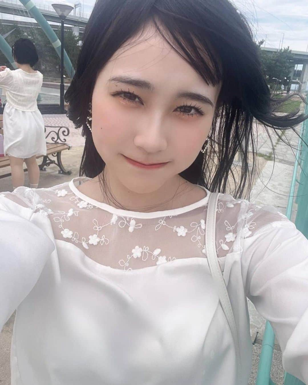 雨宮鈴奈さんのインスタグラム写真 - (雨宮鈴奈Instagram)「2023.7.15  撮影会  みんな撮影会きてくれてありがとう‼️ 鈴は特に野外撮影会が好きなので めちゃ楽しかったです🫶 風がすごく強くてデコを隠すので大変でした笑 3部は風は落ち着いたけど 暑かったです🥵  みんなと話せる時間も お写真撮ってもらっている時間も 最高に楽しかったです🍓  お写真も上げてくれて 嬉しいです✨ありがとう❤️  また来月も楽しみ(ง  ᵕωᵕ)ว♪  ココ最近でとんぼりや撮影会で 頭皮が赤くなってました笑笑   #りんくう  #大阪 #撮影会  #被写体  #シンセカ #雨宮鈴奈 #jk #06」7月17日 14時28分 - amemiya_suzuna