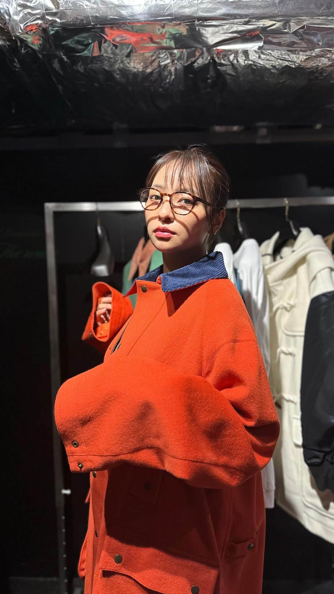 水崎綾女のインスタグラム：「お気に入りの洋服ブランド。 ノイズメーカーの展示会に遊びに行ってきた。 今回もたくさん可愛いお洋服が多くて迷ったぁ⭐︎ すっぴんだったけど、プロカメラマンにポートレートで撮ってもらったら盛れて撮れた気がする！可愛く映ると嬉しいなぁ。  🧥  @noisemaker_jpn  director @noisemaker.ceo.designer  photo by @ryo.i.0923」