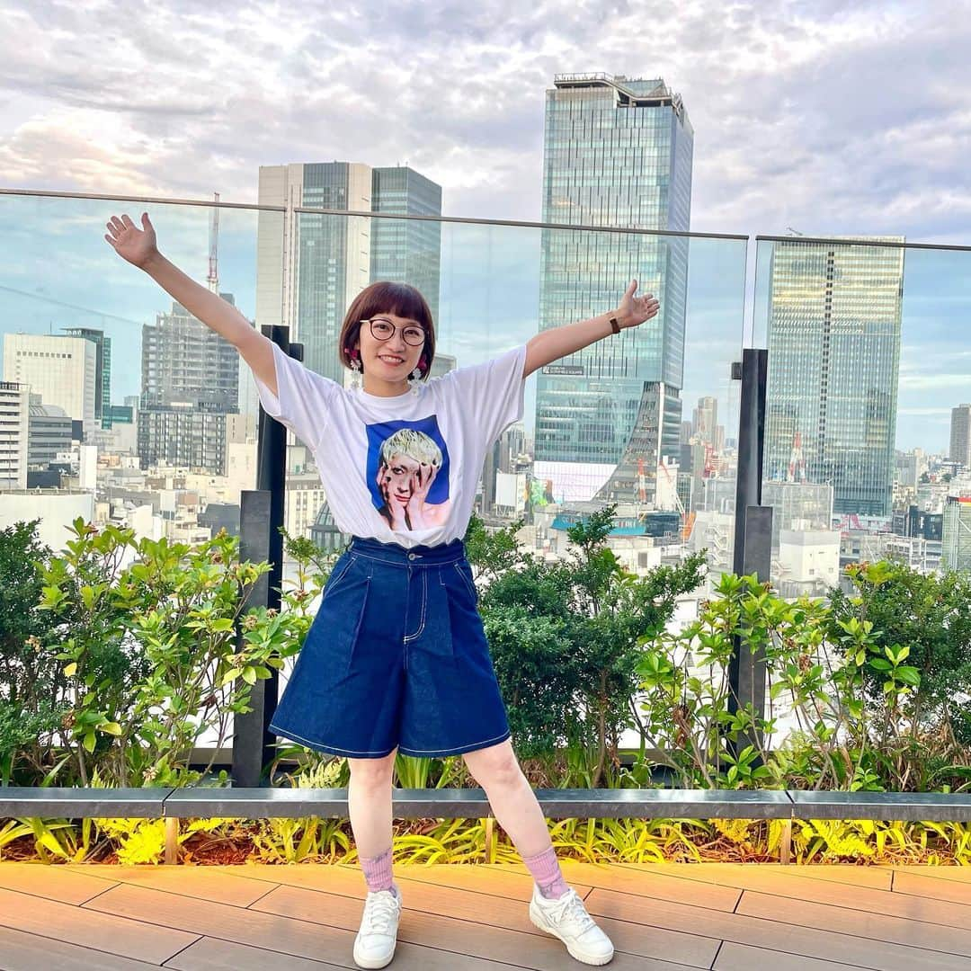 松浦志穂さんのインスタグラム写真 - (松浦志穂Instagram)「今夏も大好き芸能人写真Tシャツ。カエラちゃんのライブは見れなかったけどグッズだけダッシュで買いに行った🏃‍♂️後ろのプリントまで可愛い🧲 @dear_sisterhood  の短パン（絶対もっとお洒落な言い方ある）も全然見えてないけどウエスト部分まで可愛いんだ🌷靴下は小川ちゃんが @hoisum_official  とコラボしたやつ🧦  #木村カエラ #wearemagnetic  #dearsisterhood  #渋谷PARCO」7月17日 14時30分 - matushiho