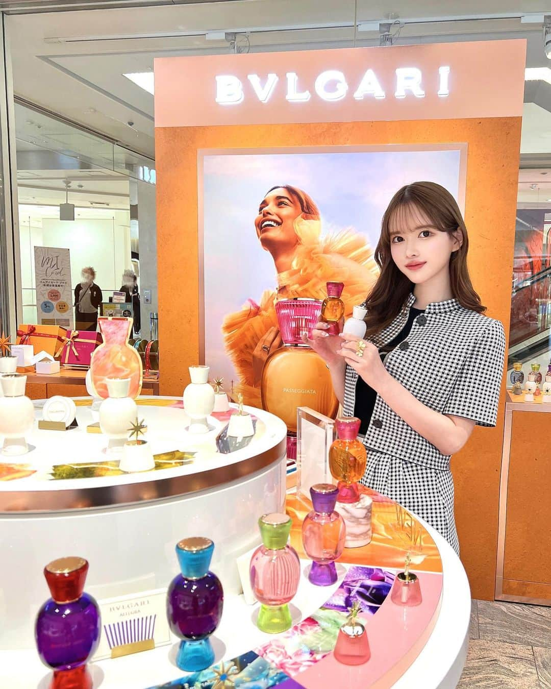 ゆめのインスタグラム：「BVLGARI  POP UP♡♡  7/14～8/1まで伊勢丹本館2Fで開催されてる BVLGARIの新作フレグランスのPOP UP🧴🫧   @bulgari  お邪魔してきたよっ🥹💕  わたしが持ってるカラフルな瓶の方はオードパルファムで、 白い瓶の方はマグニファイング エッセンスっていう重ね付け用の香りらしい❤︎  本当にたくさんの種類があって、重ね付けもできるから唯一無二の香りを楽しめそうだった🥰💕  わたしは優柔不断でこういうの決めれないから オススメの香り5種類が10mlずつ入ったセットを選んだよ😂♡  見た目もかわいいからインテリアにもなるし もちろんギフト🎁にも良さそうっ❤︎  香水結構好きでわりといろいろ持ってるんだけど 新しいお気に入りが増えて嬉しい〜っ💕 その日の気分で匂いもガラッと変えたいタイプ🫰🏻  #bvlgari #bulgari #bulgariperfume #ブルガリ #パッセジャータオードパルファム」