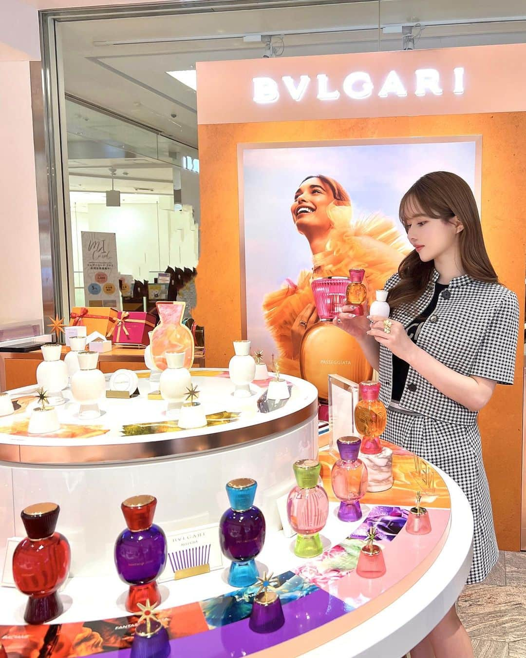 ゆめさんのインスタグラム写真 - (ゆめInstagram)「BVLGARI  POP UP♡♡  7/14～8/1まで伊勢丹本館2Fで開催されてる BVLGARIの新作フレグランスのPOP UP🧴🫧   @bulgari  お邪魔してきたよっ🥹💕  わたしが持ってるカラフルな瓶の方はオードパルファムで、 白い瓶の方はマグニファイング エッセンスっていう重ね付け用の香りらしい❤︎  本当にたくさんの種類があって、重ね付けもできるから唯一無二の香りを楽しめそうだった🥰💕  わたしは優柔不断でこういうの決めれないから オススメの香り5種類が10mlずつ入ったセットを選んだよ😂♡  見た目もかわいいからインテリアにもなるし もちろんギフト🎁にも良さそうっ❤︎  香水結構好きでわりといろいろ持ってるんだけど 新しいお気に入りが増えて嬉しい〜っ💕 その日の気分で匂いもガラッと変えたいタイプ🫰🏻  #bvlgari #bulgari #bulgariperfume #ブルガリ #パッセジャータオードパルファム」7月17日 14時40分 - ___yu.me___