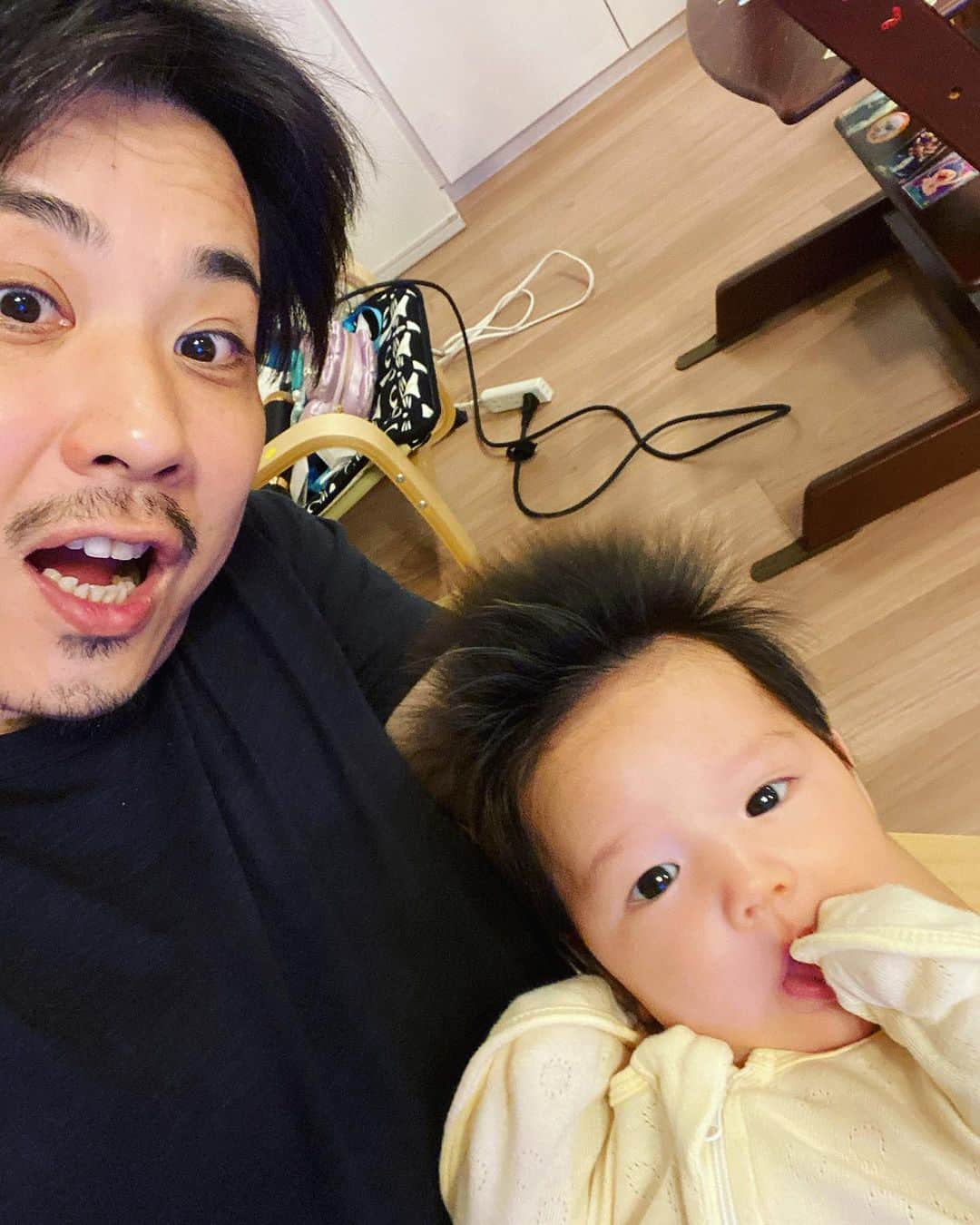 藤原一裕のインスタグラム：「風呂上がりに次女と2shot😊  #ヨダレで袖ベチョベチョ系女子 #髪の毛デッキブラシ系女子 #生後3ヶ月系女子」