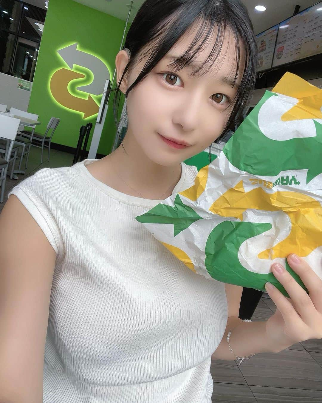 我妻ゆりかさんのインスタグラム写真 - (我妻ゆりかInstagram)「韓国で人生初めてのSUBWAY💚  Netflixで協賛で良く出ていたから、気になってたし憧れだったから嬉しかった…！（日本にもあるよとは言わないで🤫）  注文の仕方が分からなくて困っていたら スタッフさんが助けてくれた…  後ろの列の方も並び始めてたのに  私にもわかるような英語で丁寧に優しく教えてくれたよ…😭🙏  店員さんのおすすめを食べたよ〜！ おいしかった！  店員さんが本当に優しくて、バイバイ〜って最後手を振ってくれました🥹  もっと韓国語を勉強して、韓国語で注文のやり取りができるように頑張ろう…と思った日でした！✊🏻  #グラビア #グラビアアイドル #アイドル#subway」7月17日 14時37分 - wagatsuma_yurika