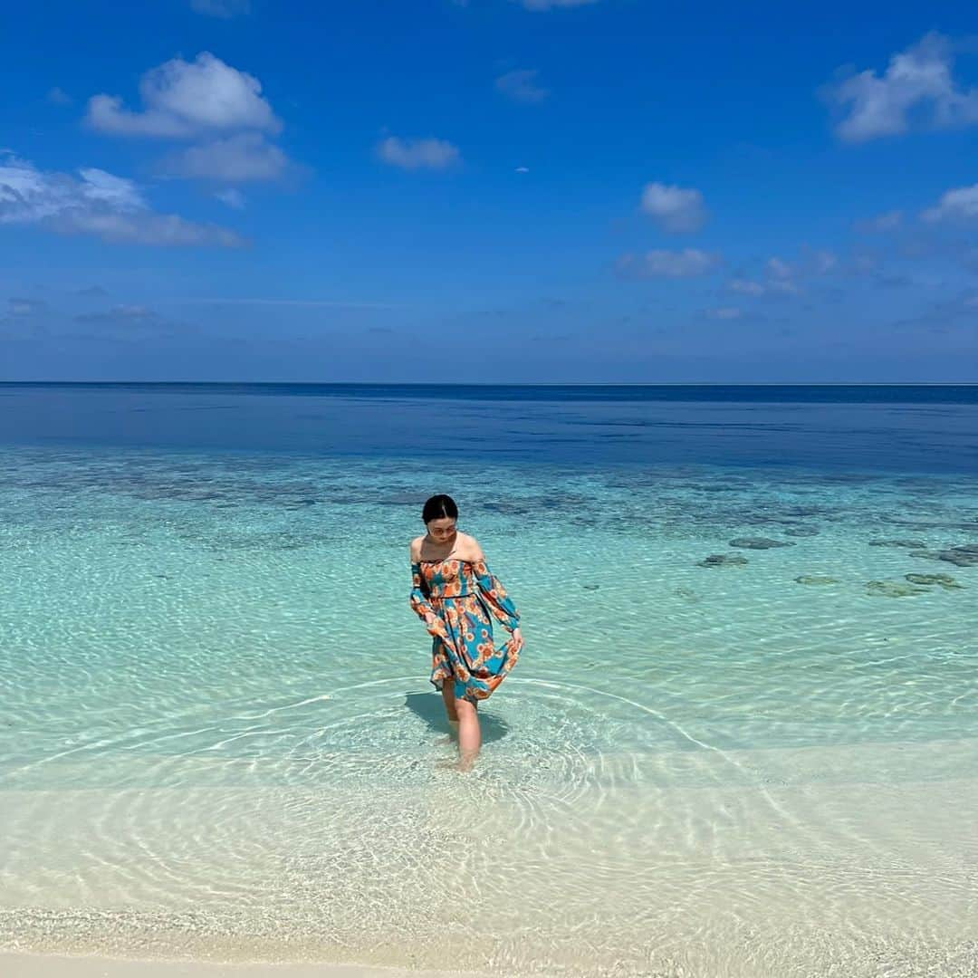 入来茉里さんのインスタグラム写真 - (入来茉里Instagram)「海の日🏖️ なので いつかの海  この時 人生で1番日焼けして それが嬉しかった☀️ 足だけ真っ黒🥰  #海 #海の日 #海外旅行」7月17日 14時46分 - iriki.mari_official