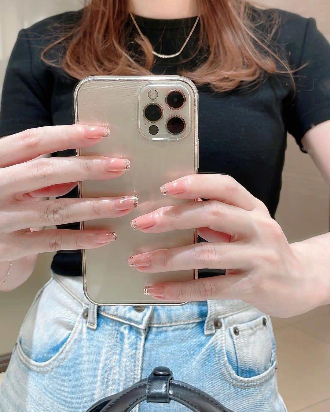 久保七瀬のインスタグラム：「お気に入りnail🍑🩰  大好きなちゅるんネイルに先端ピンクゴールドで キラキラにしてもらいました💖💎✨✨  @nailsalon.yume0331 大阪市東淀川区相川2-21-7-310 阪急🚃相川駅からすぐ ☎︎ 080-3836-7027  #ちゅるんネイル#プライベートネイルサロン#駅近ネイルサロン大阪」