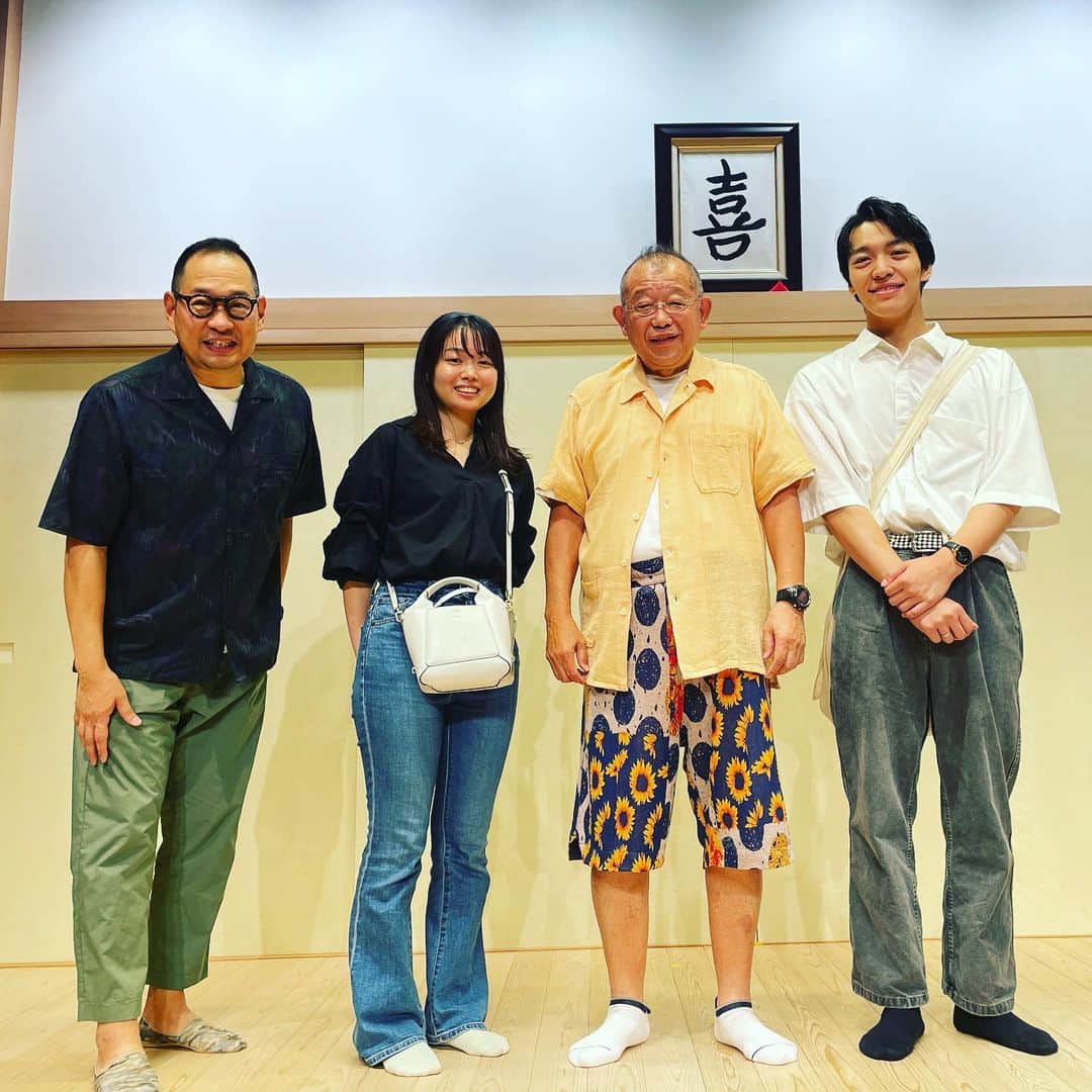 桂かい枝のインスタグラム：「昨日の喜楽館5周年‼️大入満員の大盛況😆熱狂的なお客様で楽しかった🙏  娘が見に来てくれました〜彼氏と😆😆😆  ええところを見せようと考えに考えて、「京の茶漬」をやったんですが、  終演後、娘から「なんであのネタしたん？もっと面白いのあるやん！」とダメ出しされました😵‍💫  師匠より厳しいです‼️  舞台で、鶴瓶師匠と記念写真を撮って頂きました🙏  父親として、ええ顔させてもらいました😊  #落語 #寄席 #お笑い #喜楽館」