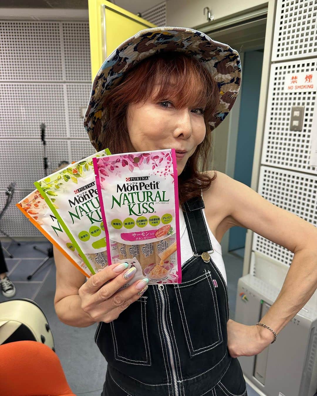 ヒロシさんのインスタグラム写真 - (ヒロシInstagram)「杏子さんのラジオにお呼ばれしました。  あっちゃんにプレゼントをくれました。  良かったです。  #杏子と政哉のspiceoflifegold」7月17日 14時50分 - hiroshidesu.official